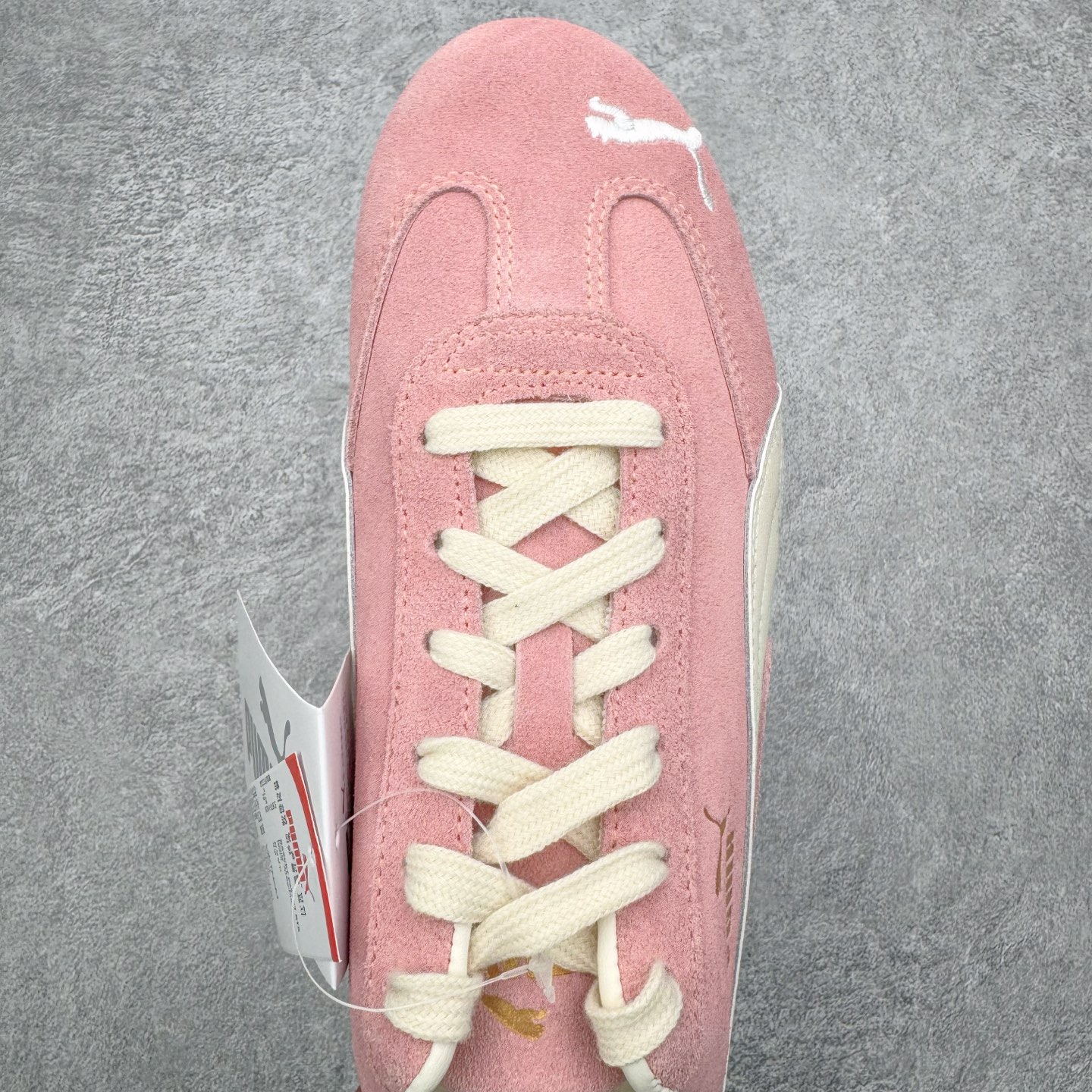 图片[4]-＃KZ纯原 PUMA Speedca OG 彪马极速赛车系列低帮德训风拼接复古百搭休闲运动赛车鞋 口碑大厂出品 品控大底版型不断改良更新 全套原纸板楦头开发 确保原汁原味 完美呈现版型 一比一鞋头弧度高度鞋身弧度 独家私模原厂航空铝磨具打磨大底 鞋头坡度极致还原 无解鞋型 原盒原配 圈内天花板工艺 原厂玻璃冲刀 超高清洁度 全鞋零毛边皮料切割 原厂中底布 鞋款从80、90年代赛车手所穿的防火赛车鞋为原型，鞋身线条模仿了赛车的流线廓形，体现了空气动力学原理的结构。简约流畅的外观，恰好又和贯穿其中的Formstrip Logo融合恰到好处，视觉上细节丰富且协调。本次Speedcat OG鞋款归来，最大看点自然式保留了窄版鞋型以及薄底构造。这两年各品牌鞋底越做越厚，Speedcat反其道而行之，上脚几乎无鞋底的效果带来耳目一新的视觉体验。鞋面依旧是以质感细腻的麂皮材质打造，并且大面积近乎全包裹的使用，复古味道也愈发浓烈。配色上更是将最原始的黑色和红色带回，向F1赛车队的标志性队服致敬。相信让各位一眼种草的更多是出挑的大红色，上脚即可瞬间点亮整体造型，在以球鞋为核心的OOTD中脱颖而出。而另一款黑色则是低调的万金油，彰显新潮个性的同时又不喧宾夺主，也是热爱简约系穿搭朋友的首选。 尺码：35.5 36 37 37.5 38 38.5 39 40 40.5 41 42 42.5 43 44 44.5 45 46-选品中心