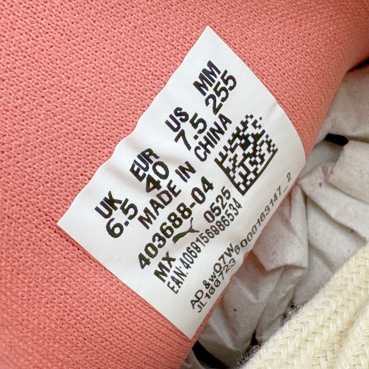 图片[17]-＃KZ纯原 PUMA Speedca OG 彪马极速赛车系列低帮德训风拼接复古百搭休闲运动赛车鞋 口碑大厂出品 品控大底版型不断改良更新 全套原纸板楦头开发 确保原汁原味 完美呈现版型 一比一鞋头弧度高度鞋身弧度 独家私模原厂航空铝磨具打磨大底 鞋头坡度极致还原 无解鞋型 原盒原配 圈内天花板工艺 原厂玻璃冲刀 超高清洁度 全鞋零毛边皮料切割 原厂中底布 鞋款从80、90年代赛车手所穿的防火赛车鞋为原型，鞋身线条模仿了赛车的流线廓形，体现了空气动力学原理的结构。简约流畅的外观，恰好又和贯穿其中的Formstrip Logo融合恰到好处，视觉上细节丰富且协调。本次Speedcat OG鞋款归来，最大看点自然式保留了窄版鞋型以及薄底构造。这两年各品牌鞋底越做越厚，Speedcat反其道而行之，上脚几乎无鞋底的效果带来耳目一新的视觉体验。鞋面依旧是以质感细腻的麂皮材质打造，并且大面积近乎全包裹的使用，复古味道也愈发浓烈。配色上更是将最原始的黑色和红色带回，向F1赛车队的标志性队服致敬。相信让各位一眼种草的更多是出挑的大红色，上脚即可瞬间点亮整体造型，在以球鞋为核心的OOTD中脱颖而出。而另一款黑色则是低调的万金油，彰显新潮个性的同时又不喧宾夺主，也是热爱简约系穿搭朋友的首选。 尺码：35.5 36 37 37.5 38 38.5 39 40 40.5 41 42 42.5 43 44 44.5 45 46-选品中心