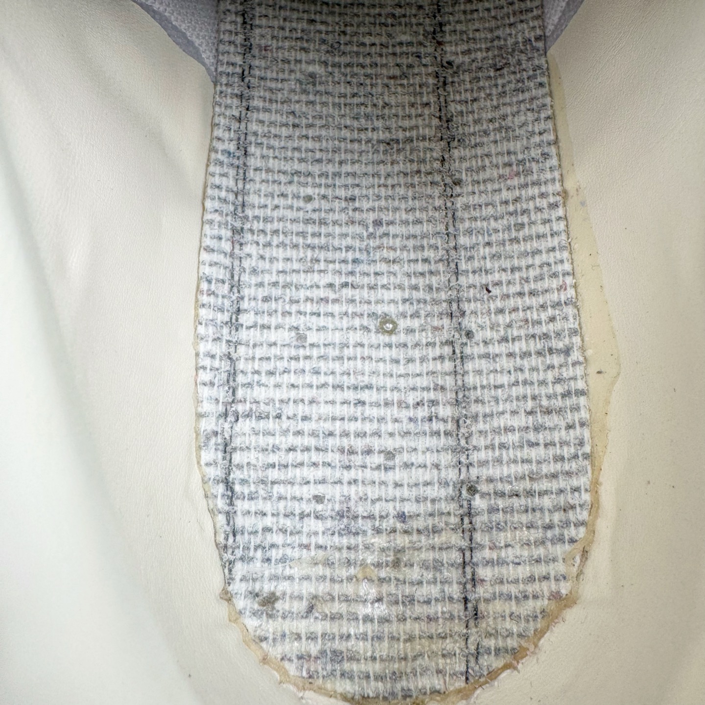 图片[15]-＃KZ纯原 PUMA Speedca OG 彪马极速赛车系列低帮德训风拼接复古百搭休闲运动赛车鞋 口碑大厂出品 品控大底版型不断改良更新 全套原纸板楦头开发 确保原汁原味 完美呈现版型 一比一鞋头弧度高度鞋身弧度 独家私模原厂航空铝磨具打磨大底 鞋头坡度极致还原 无解鞋型 原盒原配 圈内天花板工艺 原厂玻璃冲刀 超高清洁度 全鞋零毛边皮料切割 原厂中底布 鞋款从80、90年代赛车手所穿的防火赛车鞋为原型，鞋身线条模仿了赛车的流线廓形，体现了空气动力学原理的结构。简约流畅的外观，恰好又和贯穿其中的Formstrip Logo融合恰到好处，视觉上细节丰富且协调。本次Speedcat OG鞋款归来，最大看点自然式保留了窄版鞋型以及薄底构造。这两年各品牌鞋底越做越厚，Speedcat反其道而行之，上脚几乎无鞋底的效果带来耳目一新的视觉体验。鞋面依旧是以质感细腻的麂皮材质打造，并且大面积近乎全包裹的使用，复古味道也愈发浓烈。配色上更是将最原始的黑色和红色带回，向F1赛车队的标志性队服致敬。相信让各位一眼种草的更多是出挑的大红色，上脚即可瞬间点亮整体造型，在以球鞋为核心的OOTD中脱颖而出。而另一款黑色则是低调的万金油，彰显新潮个性的同时又不喧宾夺主，也是热爱简约系穿搭朋友的首选。 尺码：35.5 36 37 37.5 38 38.5 39 40 40.5 41 42 42.5 43 44 44.5 45 46-选品中心