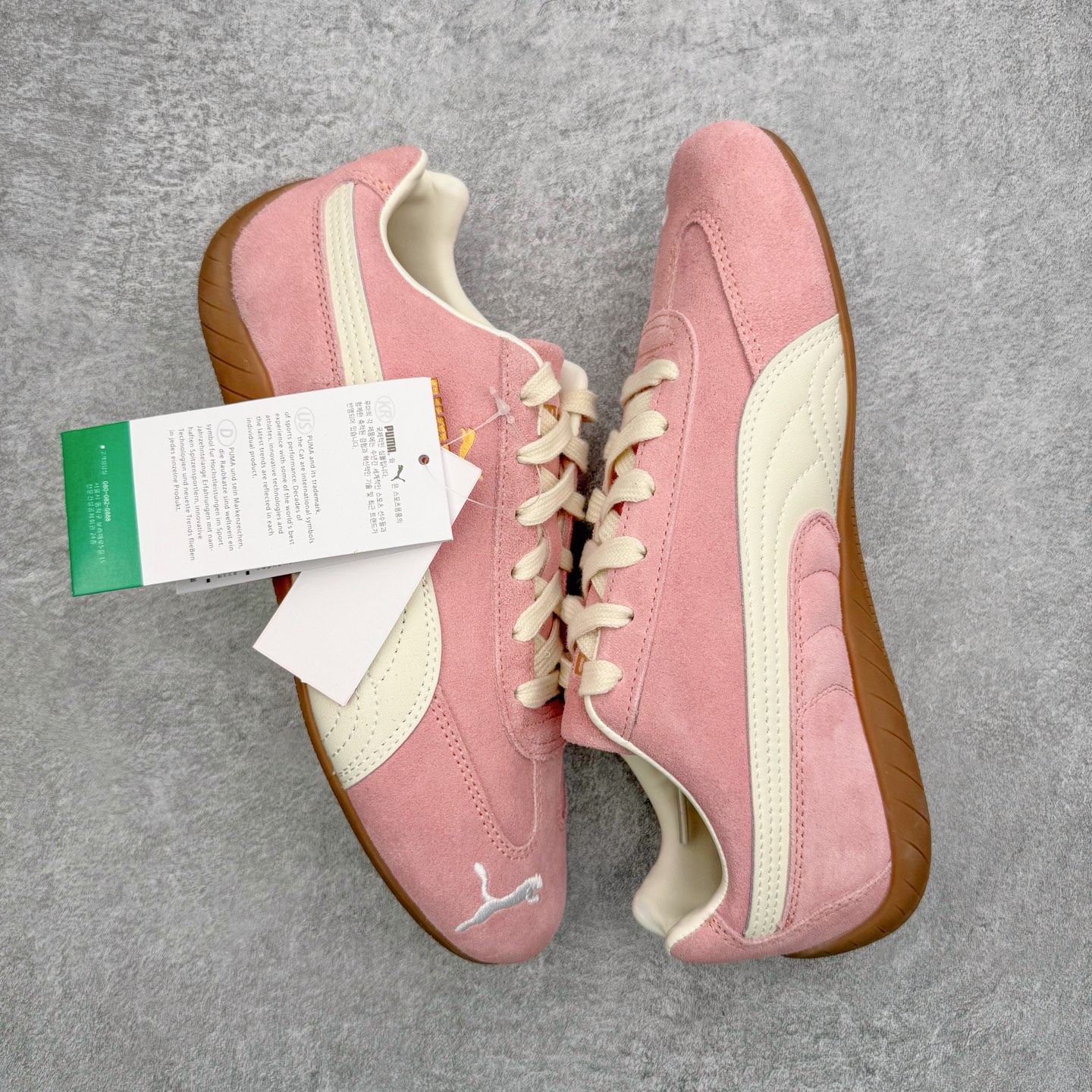 图片[3]-＃KZ纯原 PUMA Speedca OG 彪马极速赛车系列低帮德训风拼接复古百搭休闲运动赛车鞋 口碑大厂出品 品控大底版型不断改良更新 全套原纸板楦头开发 确保原汁原味 完美呈现版型 一比一鞋头弧度高度鞋身弧度 独家私模原厂航空铝磨具打磨大底 鞋头坡度极致还原 无解鞋型 原盒原配 圈内天花板工艺 原厂玻璃冲刀 超高清洁度 全鞋零毛边皮料切割 原厂中底布 鞋款从80、90年代赛车手所穿的防火赛车鞋为原型，鞋身线条模仿了赛车的流线廓形，体现了空气动力学原理的结构。简约流畅的外观，恰好又和贯穿其中的Formstrip Logo融合恰到好处，视觉上细节丰富且协调。本次Speedcat OG鞋款归来，最大看点自然式保留了窄版鞋型以及薄底构造。这两年各品牌鞋底越做越厚，Speedcat反其道而行之，上脚几乎无鞋底的效果带来耳目一新的视觉体验。鞋面依旧是以质感细腻的麂皮材质打造，并且大面积近乎全包裹的使用，复古味道也愈发浓烈。配色上更是将最原始的黑色和红色带回，向F1赛车队的标志性队服致敬。相信让各位一眼种草的更多是出挑的大红色，上脚即可瞬间点亮整体造型，在以球鞋为核心的OOTD中脱颖而出。而另一款黑色则是低调的万金油，彰显新潮个性的同时又不喧宾夺主，也是热爱简约系穿搭朋友的首选。 尺码：35.5 36 37 37.5 38 38.5 39 40 40.5 41 42 42.5 43 44 44.5 45 46-选品中心