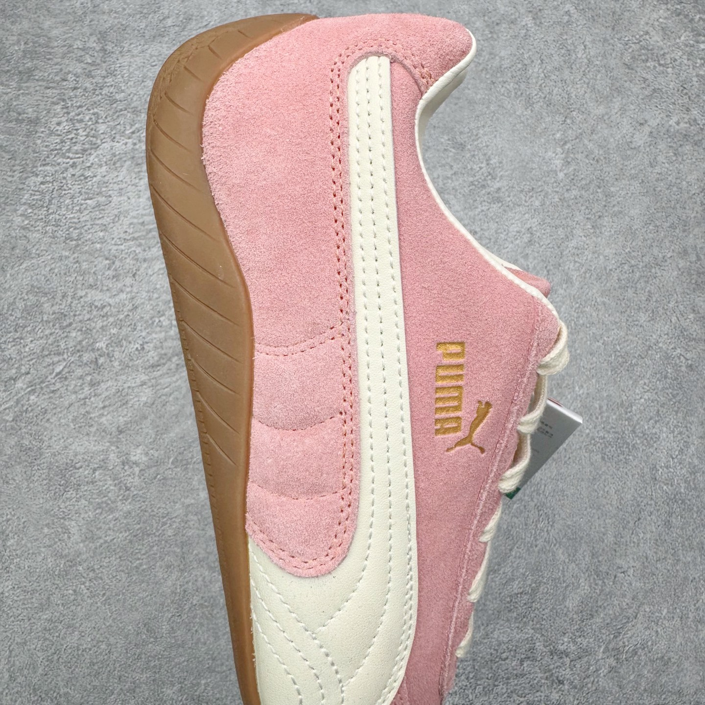 图片[6]-＃KZ纯原 PUMA Speedca OG 彪马极速赛车系列低帮德训风拼接复古百搭休闲运动赛车鞋 口碑大厂出品 品控大底版型不断改良更新 全套原纸板楦头开发 确保原汁原味 完美呈现版型 一比一鞋头弧度高度鞋身弧度 独家私模原厂航空铝磨具打磨大底 鞋头坡度极致还原 无解鞋型 原盒原配 圈内天花板工艺 原厂玻璃冲刀 超高清洁度 全鞋零毛边皮料切割 原厂中底布 鞋款从80、90年代赛车手所穿的防火赛车鞋为原型，鞋身线条模仿了赛车的流线廓形，体现了空气动力学原理的结构。简约流畅的外观，恰好又和贯穿其中的Formstrip Logo融合恰到好处，视觉上细节丰富且协调。本次Speedcat OG鞋款归来，最大看点自然式保留了窄版鞋型以及薄底构造。这两年各品牌鞋底越做越厚，Speedcat反其道而行之，上脚几乎无鞋底的效果带来耳目一新的视觉体验。鞋面依旧是以质感细腻的麂皮材质打造，并且大面积近乎全包裹的使用，复古味道也愈发浓烈。配色上更是将最原始的黑色和红色带回，向F1赛车队的标志性队服致敬。相信让各位一眼种草的更多是出挑的大红色，上脚即可瞬间点亮整体造型，在以球鞋为核心的OOTD中脱颖而出。而另一款黑色则是低调的万金油，彰显新潮个性的同时又不喧宾夺主，也是热爱简约系穿搭朋友的首选。 尺码：35.5 36 37 37.5 38 38.5 39 40 40.5 41 42 42.5 43 44 44.5 45 46-选品中心