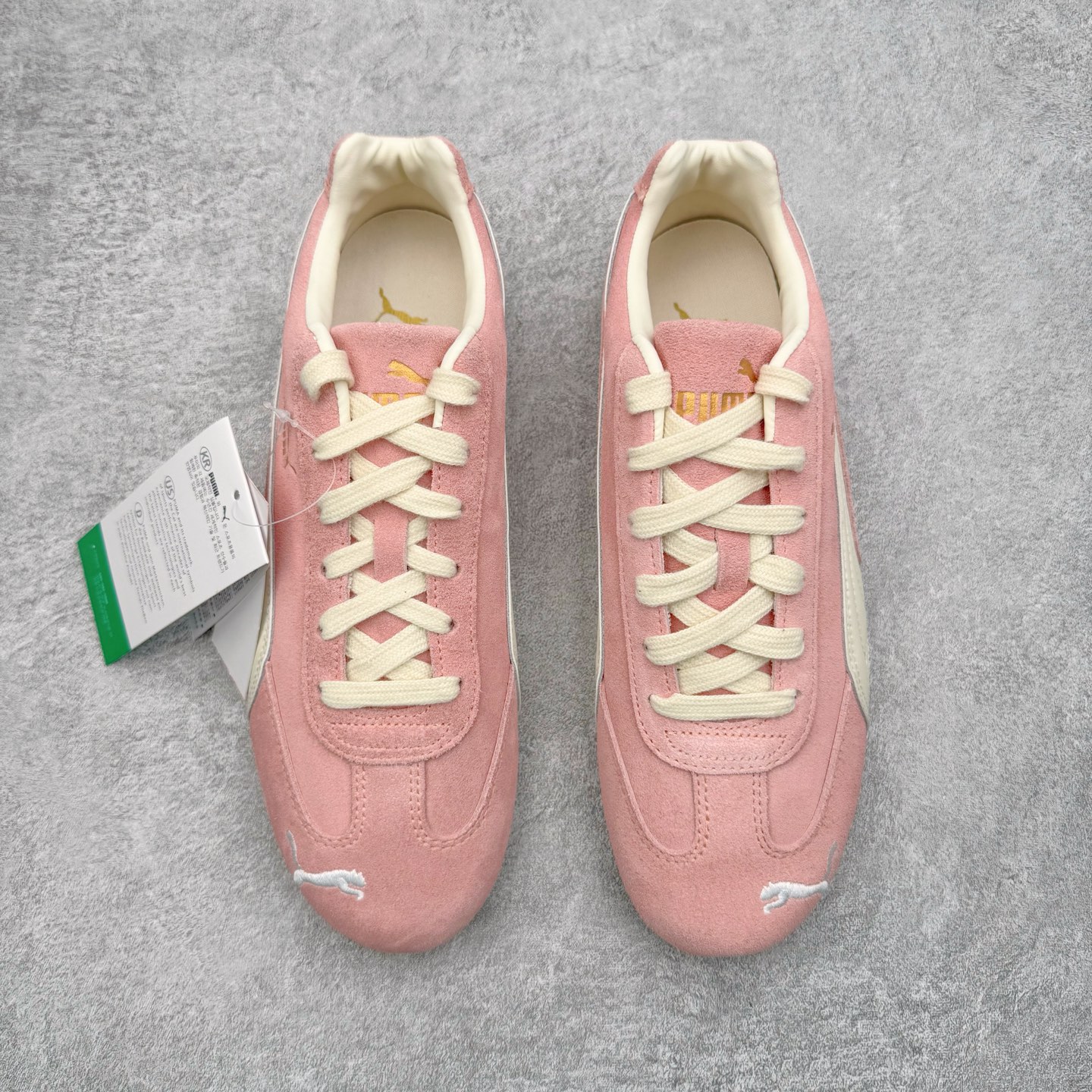 图片[2]-＃KZ纯原 PUMA Speedca OG 彪马极速赛车系列低帮德训风拼接复古百搭休闲运动赛车鞋 口碑大厂出品 品控大底版型不断改良更新 全套原纸板楦头开发 确保原汁原味 完美呈现版型 一比一鞋头弧度高度鞋身弧度 独家私模原厂航空铝磨具打磨大底 鞋头坡度极致还原 无解鞋型 原盒原配 圈内天花板工艺 原厂玻璃冲刀 超高清洁度 全鞋零毛边皮料切割 原厂中底布 鞋款从80、90年代赛车手所穿的防火赛车鞋为原型，鞋身线条模仿了赛车的流线廓形，体现了空气动力学原理的结构。简约流畅的外观，恰好又和贯穿其中的Formstrip Logo融合恰到好处，视觉上细节丰富且协调。本次Speedcat OG鞋款归来，最大看点自然式保留了窄版鞋型以及薄底构造。这两年各品牌鞋底越做越厚，Speedcat反其道而行之，上脚几乎无鞋底的效果带来耳目一新的视觉体验。鞋面依旧是以质感细腻的麂皮材质打造，并且大面积近乎全包裹的使用，复古味道也愈发浓烈。配色上更是将最原始的黑色和红色带回，向F1赛车队的标志性队服致敬。相信让各位一眼种草的更多是出挑的大红色，上脚即可瞬间点亮整体造型，在以球鞋为核心的OOTD中脱颖而出。而另一款黑色则是低调的万金油，彰显新潮个性的同时又不喧宾夺主，也是热爱简约系穿搭朋友的首选。 尺码：35.5 36 37 37.5 38 38.5 39 40 40.5 41 42 42.5 43 44 44.5 45 46-选品中心