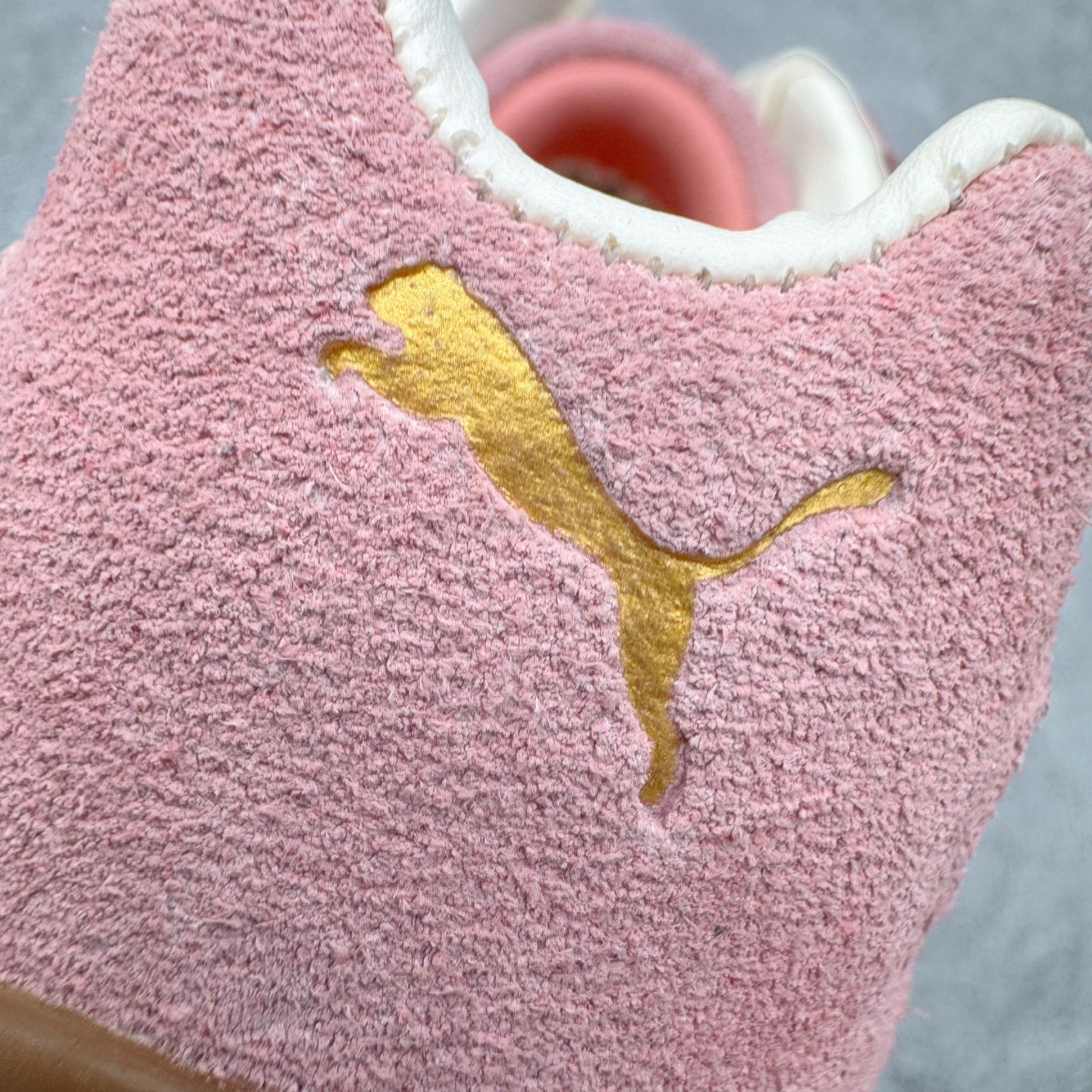 图片[10]-＃KZ纯原 PUMA Speedca OG 彪马极速赛车系列低帮德训风拼接复古百搭休闲运动赛车鞋 口碑大厂出品 品控大底版型不断改良更新 全套原纸板楦头开发 确保原汁原味 完美呈现版型 一比一鞋头弧度高度鞋身弧度 独家私模原厂航空铝磨具打磨大底 鞋头坡度极致还原 无解鞋型 原盒原配 圈内天花板工艺 原厂玻璃冲刀 超高清洁度 全鞋零毛边皮料切割 原厂中底布 鞋款从80、90年代赛车手所穿的防火赛车鞋为原型，鞋身线条模仿了赛车的流线廓形，体现了空气动力学原理的结构。简约流畅的外观，恰好又和贯穿其中的Formstrip Logo融合恰到好处，视觉上细节丰富且协调。本次Speedcat OG鞋款归来，最大看点自然式保留了窄版鞋型以及薄底构造。这两年各品牌鞋底越做越厚，Speedcat反其道而行之，上脚几乎无鞋底的效果带来耳目一新的视觉体验。鞋面依旧是以质感细腻的麂皮材质打造，并且大面积近乎全包裹的使用，复古味道也愈发浓烈。配色上更是将最原始的黑色和红色带回，向F1赛车队的标志性队服致敬。相信让各位一眼种草的更多是出挑的大红色，上脚即可瞬间点亮整体造型，在以球鞋为核心的OOTD中脱颖而出。而另一款黑色则是低调的万金油，彰显新潮个性的同时又不喧宾夺主，也是热爱简约系穿搭朋友的首选。 尺码：35.5 36 37 37.5 38 38.5 39 40 40.5 41 42 42.5 43 44 44.5 45 46-选品中心