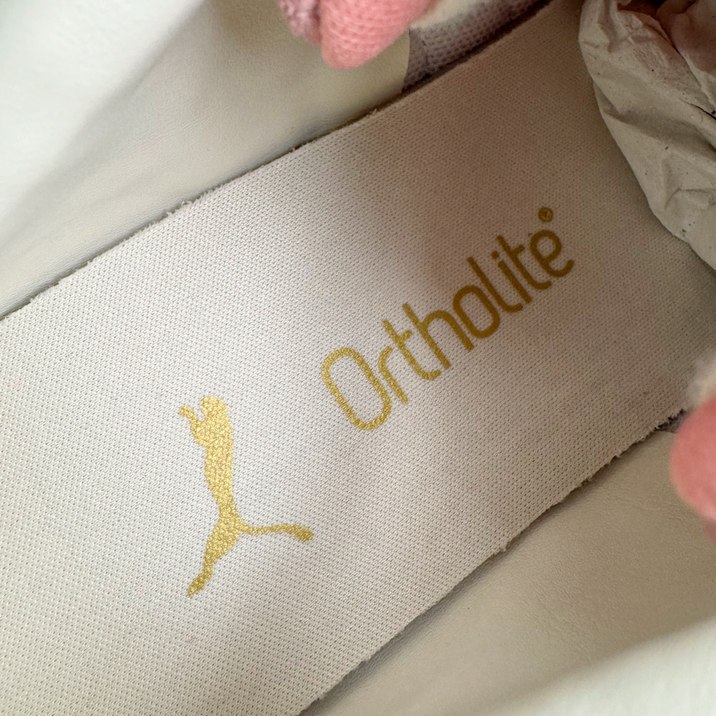 图片[16]-＃KZ纯原 PUMA Speedca OG 彪马极速赛车系列低帮德训风拼接复古百搭休闲运动赛车鞋 口碑大厂出品 品控大底版型不断改良更新 全套原纸板楦头开发 确保原汁原味 完美呈现版型 一比一鞋头弧度高度鞋身弧度 独家私模原厂航空铝磨具打磨大底 鞋头坡度极致还原 无解鞋型 原盒原配 圈内天花板工艺 原厂玻璃冲刀 超高清洁度 全鞋零毛边皮料切割 原厂中底布 鞋款从80、90年代赛车手所穿的防火赛车鞋为原型，鞋身线条模仿了赛车的流线廓形，体现了空气动力学原理的结构。简约流畅的外观，恰好又和贯穿其中的Formstrip Logo融合恰到好处，视觉上细节丰富且协调。本次Speedcat OG鞋款归来，最大看点自然式保留了窄版鞋型以及薄底构造。这两年各品牌鞋底越做越厚，Speedcat反其道而行之，上脚几乎无鞋底的效果带来耳目一新的视觉体验。鞋面依旧是以质感细腻的麂皮材质打造，并且大面积近乎全包裹的使用，复古味道也愈发浓烈。配色上更是将最原始的黑色和红色带回，向F1赛车队的标志性队服致敬。相信让各位一眼种草的更多是出挑的大红色，上脚即可瞬间点亮整体造型，在以球鞋为核心的OOTD中脱颖而出。而另一款黑色则是低调的万金油，彰显新潮个性的同时又不喧宾夺主，也是热爱简约系穿搭朋友的首选。 尺码：35.5 36 37 37.5 38 38.5 39 40 40.5 41 42 42.5 43 44 44.5 45 46-选品中心