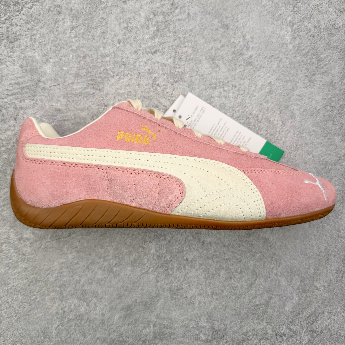 ＃KZ纯原 PUMA Speedca OG 彪马极速赛车系列低帮德训风拼接复古百搭休闲运动赛车鞋 口碑大厂出品 品控大底版型不断改良更新 全套原纸板楦头开发 确保原汁原味 完美呈现版型 一比一鞋头弧度高度鞋身弧度 独家私模原厂航空铝磨具打磨大底 鞋头坡度极致还原 无解鞋型 原盒原配 圈内天花板工艺 原厂玻璃冲刀 超高清洁度 全鞋零毛边皮料切割 原厂中底布 鞋款从80、90年代赛车手所穿的防火赛车鞋为原型，鞋身线条模仿了赛车的流线廓形，体现了空气动力学原理的结构。简约流畅的外观，恰好又和贯穿其中的Formstrip Logo融合恰到好处，视觉上细节丰富且协调。本次Speedcat OG鞋款归来，最大看点自然式保留了窄版鞋型以及薄底构造。这两年各品牌鞋底越做越厚，Speedcat反其道而行之，上脚几乎无鞋底的效果带来耳目一新的视觉体验。鞋面依旧是以质感细腻的麂皮材质打造，并且大面积近乎全包裹的使用，复古味道也愈发浓烈。配色上更是将最原始的黑色和红色带回，向F1赛车队的标志性队服致敬。相信让各位一眼种草的更多是出挑的大红色，上脚即可瞬间点亮整体造型，在以球鞋为核心的OOTD中脱颖而出。而另一款黑色则是低调的万金油，彰显新潮个性的同时又不喧宾夺主，也是热爱简约系穿搭朋友的首选。 尺码：35.5 36 37 37.5 38 38.5 39 40 40.5 41 42 42.5 43 44 44.5 45 46-选品中心