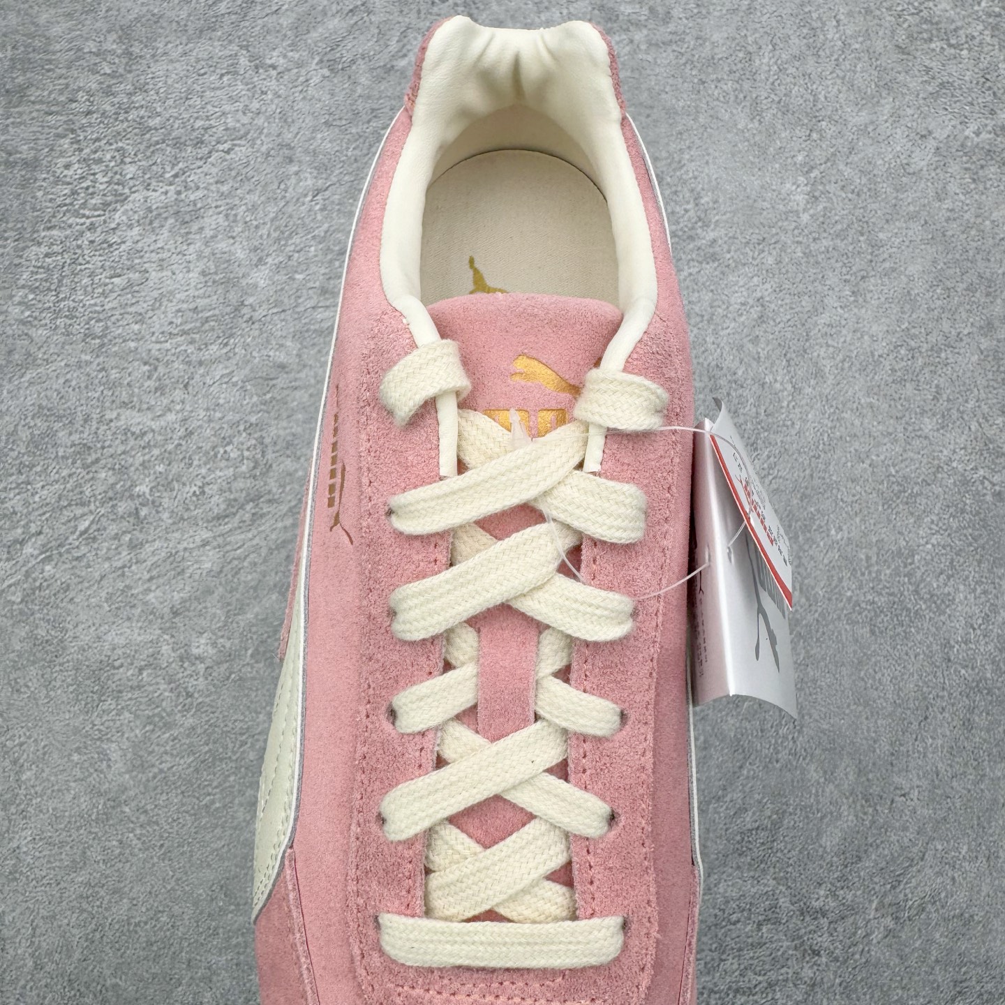 图片[5]-＃KZ纯原 PUMA Speedca OG 彪马极速赛车系列低帮德训风拼接复古百搭休闲运动赛车鞋 口碑大厂出品 品控大底版型不断改良更新 全套原纸板楦头开发 确保原汁原味 完美呈现版型 一比一鞋头弧度高度鞋身弧度 独家私模原厂航空铝磨具打磨大底 鞋头坡度极致还原 无解鞋型 原盒原配 圈内天花板工艺 原厂玻璃冲刀 超高清洁度 全鞋零毛边皮料切割 原厂中底布 鞋款从80、90年代赛车手所穿的防火赛车鞋为原型，鞋身线条模仿了赛车的流线廓形，体现了空气动力学原理的结构。简约流畅的外观，恰好又和贯穿其中的Formstrip Logo融合恰到好处，视觉上细节丰富且协调。本次Speedcat OG鞋款归来，最大看点自然式保留了窄版鞋型以及薄底构造。这两年各品牌鞋底越做越厚，Speedcat反其道而行之，上脚几乎无鞋底的效果带来耳目一新的视觉体验。鞋面依旧是以质感细腻的麂皮材质打造，并且大面积近乎全包裹的使用，复古味道也愈发浓烈。配色上更是将最原始的黑色和红色带回，向F1赛车队的标志性队服致敬。相信让各位一眼种草的更多是出挑的大红色，上脚即可瞬间点亮整体造型，在以球鞋为核心的OOTD中脱颖而出。而另一款黑色则是低调的万金油，彰显新潮个性的同时又不喧宾夺主，也是热爱简约系穿搭朋友的首选。 尺码：35.5 36 37 37.5 38 38.5 39 40 40.5 41 42 42.5 43 44 44.5 45 46-选品中心