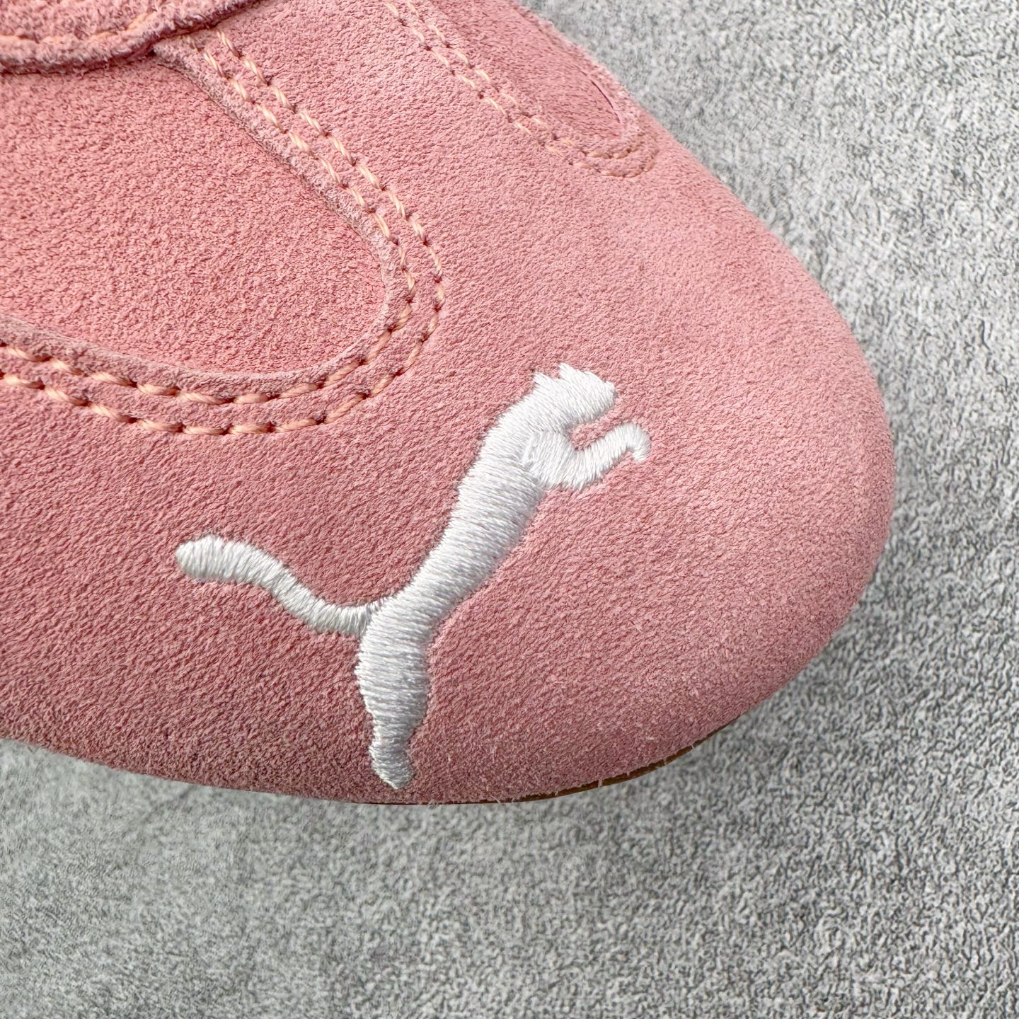 图片[12]-＃KZ纯原 PUMA Speedca OG 彪马极速赛车系列低帮德训风拼接复古百搭休闲运动赛车鞋 口碑大厂出品 品控大底版型不断改良更新 全套原纸板楦头开发 确保原汁原味 完美呈现版型 一比一鞋头弧度高度鞋身弧度 独家私模原厂航空铝磨具打磨大底 鞋头坡度极致还原 无解鞋型 原盒原配 圈内天花板工艺 原厂玻璃冲刀 超高清洁度 全鞋零毛边皮料切割 原厂中底布 鞋款从80、90年代赛车手所穿的防火赛车鞋为原型，鞋身线条模仿了赛车的流线廓形，体现了空气动力学原理的结构。简约流畅的外观，恰好又和贯穿其中的Formstrip Logo融合恰到好处，视觉上细节丰富且协调。本次Speedcat OG鞋款归来，最大看点自然式保留了窄版鞋型以及薄底构造。这两年各品牌鞋底越做越厚，Speedcat反其道而行之，上脚几乎无鞋底的效果带来耳目一新的视觉体验。鞋面依旧是以质感细腻的麂皮材质打造，并且大面积近乎全包裹的使用，复古味道也愈发浓烈。配色上更是将最原始的黑色和红色带回，向F1赛车队的标志性队服致敬。相信让各位一眼种草的更多是出挑的大红色，上脚即可瞬间点亮整体造型，在以球鞋为核心的OOTD中脱颖而出。而另一款黑色则是低调的万金油，彰显新潮个性的同时又不喧宾夺主，也是热爱简约系穿搭朋友的首选。 尺码：35.5 36 37 37.5 38 38.5 39 40 40.5 41 42 42.5 43 44 44.5 45 46-选品中心