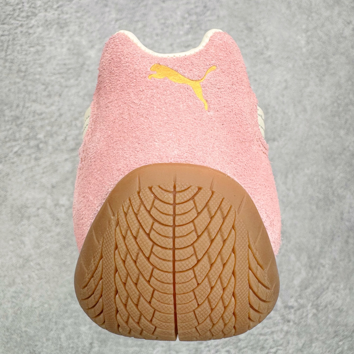 图片[8]-＃KZ纯原 PUMA Speedca OG 彪马极速赛车系列低帮德训风拼接复古百搭休闲运动赛车鞋 口碑大厂出品 品控大底版型不断改良更新 全套原纸板楦头开发 确保原汁原味 完美呈现版型 一比一鞋头弧度高度鞋身弧度 独家私模原厂航空铝磨具打磨大底 鞋头坡度极致还原 无解鞋型 原盒原配 圈内天花板工艺 原厂玻璃冲刀 超高清洁度 全鞋零毛边皮料切割 原厂中底布 鞋款从80、90年代赛车手所穿的防火赛车鞋为原型，鞋身线条模仿了赛车的流线廓形，体现了空气动力学原理的结构。简约流畅的外观，恰好又和贯穿其中的Formstrip Logo融合恰到好处，视觉上细节丰富且协调。本次Speedcat OG鞋款归来，最大看点自然式保留了窄版鞋型以及薄底构造。这两年各品牌鞋底越做越厚，Speedcat反其道而行之，上脚几乎无鞋底的效果带来耳目一新的视觉体验。鞋面依旧是以质感细腻的麂皮材质打造，并且大面积近乎全包裹的使用，复古味道也愈发浓烈。配色上更是将最原始的黑色和红色带回，向F1赛车队的标志性队服致敬。相信让各位一眼种草的更多是出挑的大红色，上脚即可瞬间点亮整体造型，在以球鞋为核心的OOTD中脱颖而出。而另一款黑色则是低调的万金油，彰显新潮个性的同时又不喧宾夺主，也是热爱简约系穿搭朋友的首选。 尺码：35.5 36 37 37.5 38 38.5 39 40 40.5 41 42 42.5 43 44 44.5 45 46-选品中心