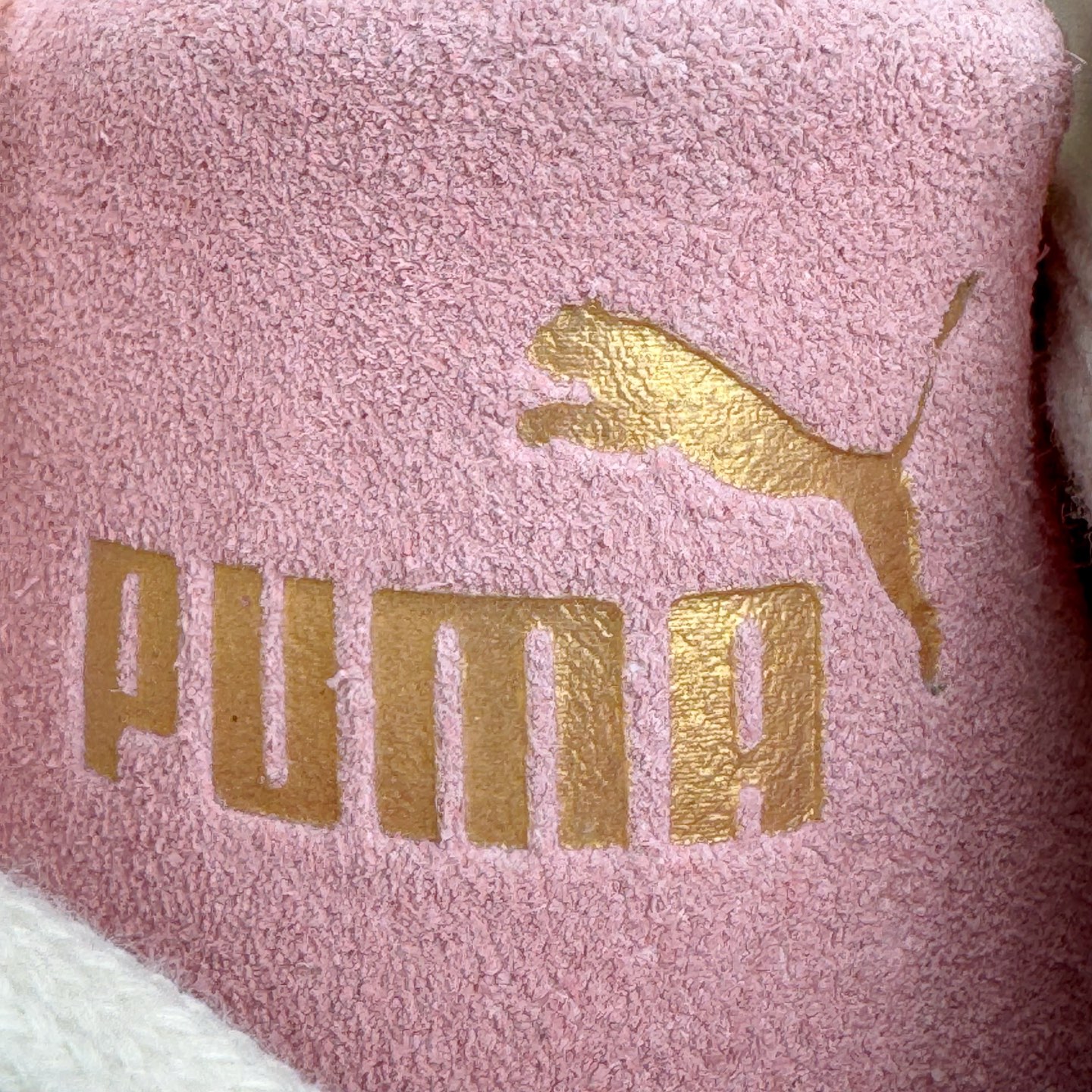 图片[18]-＃KZ纯原 PUMA Speedca OG 彪马极速赛车系列低帮德训风拼接复古百搭休闲运动赛车鞋 口碑大厂出品 品控大底版型不断改良更新 全套原纸板楦头开发 确保原汁原味 完美呈现版型 一比一鞋头弧度高度鞋身弧度 独家私模原厂航空铝磨具打磨大底 鞋头坡度极致还原 无解鞋型 原盒原配 圈内天花板工艺 原厂玻璃冲刀 超高清洁度 全鞋零毛边皮料切割 原厂中底布 鞋款从80、90年代赛车手所穿的防火赛车鞋为原型，鞋身线条模仿了赛车的流线廓形，体现了空气动力学原理的结构。简约流畅的外观，恰好又和贯穿其中的Formstrip Logo融合恰到好处，视觉上细节丰富且协调。本次Speedcat OG鞋款归来，最大看点自然式保留了窄版鞋型以及薄底构造。这两年各品牌鞋底越做越厚，Speedcat反其道而行之，上脚几乎无鞋底的效果带来耳目一新的视觉体验。鞋面依旧是以质感细腻的麂皮材质打造，并且大面积近乎全包裹的使用，复古味道也愈发浓烈。配色上更是将最原始的黑色和红色带回，向F1赛车队的标志性队服致敬。相信让各位一眼种草的更多是出挑的大红色，上脚即可瞬间点亮整体造型，在以球鞋为核心的OOTD中脱颖而出。而另一款黑色则是低调的万金油，彰显新潮个性的同时又不喧宾夺主，也是热爱简约系穿搭朋友的首选。 尺码：35.5 36 37 37.5 38 38.5 39 40 40.5 41 42 42.5 43 44 44.5 45 46-选品中心