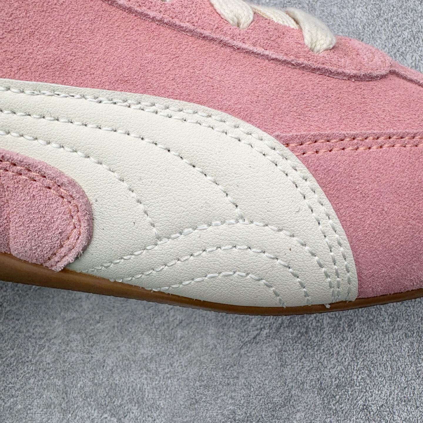 图片[13]-＃KZ纯原 PUMA Speedca OG 彪马极速赛车系列低帮德训风拼接复古百搭休闲运动赛车鞋 口碑大厂出品 品控大底版型不断改良更新 全套原纸板楦头开发 确保原汁原味 完美呈现版型 一比一鞋头弧度高度鞋身弧度 独家私模原厂航空铝磨具打磨大底 鞋头坡度极致还原 无解鞋型 原盒原配 圈内天花板工艺 原厂玻璃冲刀 超高清洁度 全鞋零毛边皮料切割 原厂中底布 鞋款从80、90年代赛车手所穿的防火赛车鞋为原型，鞋身线条模仿了赛车的流线廓形，体现了空气动力学原理的结构。简约流畅的外观，恰好又和贯穿其中的Formstrip Logo融合恰到好处，视觉上细节丰富且协调。本次Speedcat OG鞋款归来，最大看点自然式保留了窄版鞋型以及薄底构造。这两年各品牌鞋底越做越厚，Speedcat反其道而行之，上脚几乎无鞋底的效果带来耳目一新的视觉体验。鞋面依旧是以质感细腻的麂皮材质打造，并且大面积近乎全包裹的使用，复古味道也愈发浓烈。配色上更是将最原始的黑色和红色带回，向F1赛车队的标志性队服致敬。相信让各位一眼种草的更多是出挑的大红色，上脚即可瞬间点亮整体造型，在以球鞋为核心的OOTD中脱颖而出。而另一款黑色则是低调的万金油，彰显新潮个性的同时又不喧宾夺主，也是热爱简约系穿搭朋友的首选。 尺码：35.5 36 37 37.5 38 38.5 39 40 40.5 41 42 42.5 43 44 44.5 45 46-选品中心