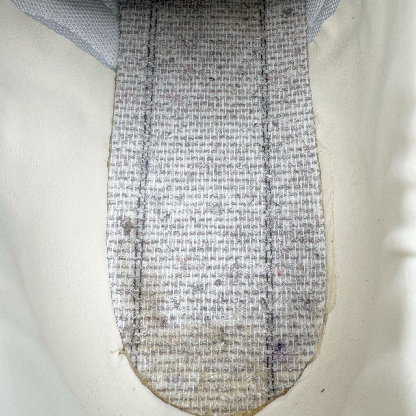 图片[11]-＃KZ纯原 PUMA Speedca OG 彪马极速赛车系列低帮德训风拼接复古百搭休闲运动赛车鞋 口碑大厂出品 品控大底版型不断改良更新 全套原纸板楦头开发 确保原汁原味 完美呈现版型 一比一鞋头弧度高度鞋身弧度 独家私模原厂航空铝磨具打磨大底 鞋头坡度极致还原 无解鞋型 原盒原配 圈内天花板工艺 原厂玻璃冲刀 超高清洁度 全鞋零毛边皮料切割 原厂中底布 鞋款从80、90年代赛车手所穿的防火赛车鞋为原型，鞋身线条模仿了赛车的流线廓形，体现了空气动力学原理的结构。简约流畅的外观，恰好又和贯穿其中的Formstrip Logo融合恰到好处，视觉上细节丰富且协调。本次Speedcat OG鞋款归来，最大看点自然式保留了窄版鞋型以及薄底构造。这两年各品牌鞋底越做越厚，Speedcat反其道而行之，上脚几乎无鞋底的效果带来耳目一新的视觉体验。鞋面依旧是以质感细腻的麂皮材质打造，并且大面积近乎全包裹的使用，复古味道也愈发浓烈。配色上更是将最原始的黑色和红色带回，向F1赛车队的标志性队服致敬。相信让各位一眼种草的更多是出挑的大红色，上脚即可瞬间点亮整体造型，在以球鞋为核心的OOTD中脱颖而出。而另一款黑色则是低调的万金油，彰显新潮个性的同时又不喧宾夺主，也是热爱简约系穿搭朋友的首选。 尺码：35.5 36 37 37.5 38 38.5 39 40 40.5 41 42 42.5 43 44 44.5 45 46-选品中心