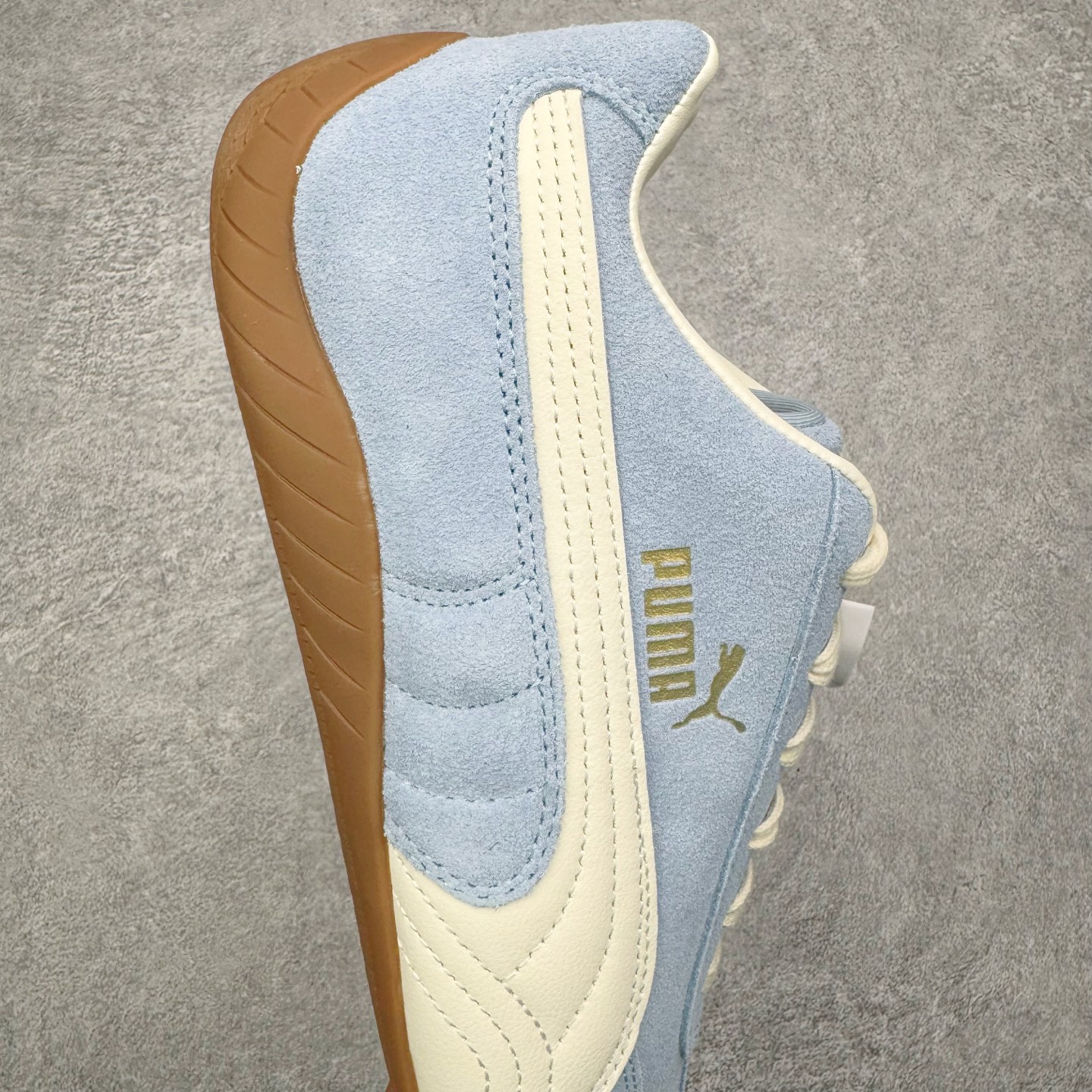 图片[6]-＃KZ纯原 PUMA Speedca OG 彪马极速赛车系列低帮德训风拼接复古百搭休闲运动赛车鞋 口碑大厂出品 品控大底版型不断改良更新 全套原纸板楦头开发 确保原汁原味 完美呈现版型 一比一鞋头弧度高度鞋身弧度 独家私模原厂航空铝磨具打磨大底 鞋头坡度极致还原 无解鞋型 原盒原配 圈内天花板工艺 原厂玻璃冲刀 超高清洁度 全鞋零毛边皮料切割 原厂中底布 鞋款从80、90年代赛车手所穿的防火赛车鞋为原型，鞋身线条模仿了赛车的流线廓形，体现了空气动力学原理的结构。简约流畅的外观，恰好又和贯穿其中的Formstrip Logo融合恰到好处，视觉上细节丰富且协调。本次Speedcat OG鞋款归来，最大看点自然式保留了窄版鞋型以及薄底构造。这两年各品牌鞋底越做越厚，Speedcat反其道而行之，上脚几乎无鞋底的效果带来耳目一新的视觉体验。鞋面依旧是以质感细腻的麂皮材质打造，并且大面积近乎全包裹的使用，复古味道也愈发浓烈。配色上更是将最原始的黑色和红色带回，向F1赛车队的标志性队服致敬。相信让各位一眼种草的更多是出挑的大红色，上脚即可瞬间点亮整体造型，在以球鞋为核心的OOTD中脱颖而出。而另一款黑色则是低调的万金油，彰显新潮个性的同时又不喧宾夺主，也是热爱简约系穿搭朋友的首选。 尺码：35.5 36 37 37.5 38 38.5 39 40 40.5 41 42 42.5 43 44 44.5 45 46-选品中心