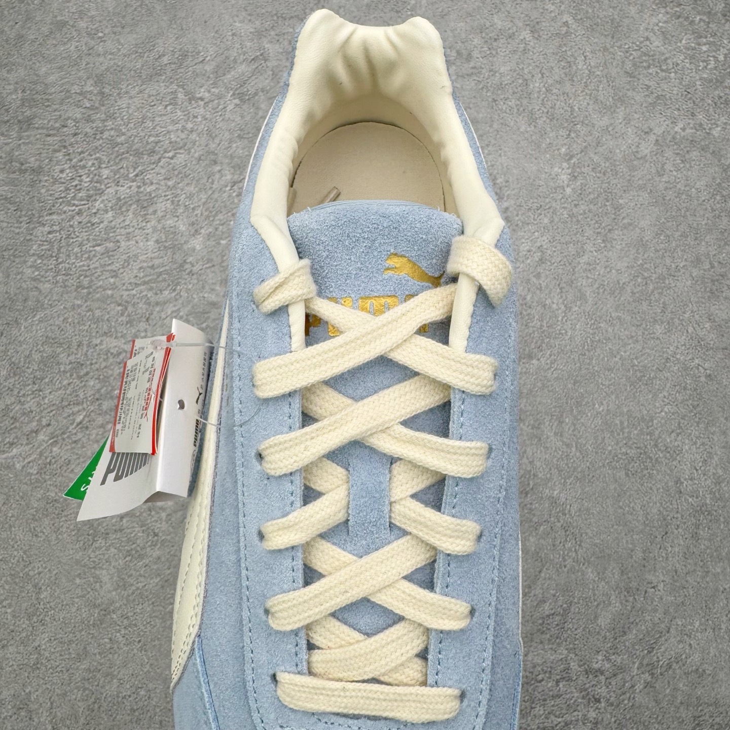 图片[5]-＃KZ纯原 PUMA Speedca OG 彪马极速赛车系列低帮德训风拼接复古百搭休闲运动赛车鞋 口碑大厂出品 品控大底版型不断改良更新 全套原纸板楦头开发 确保原汁原味 完美呈现版型 一比一鞋头弧度高度鞋身弧度 独家私模原厂航空铝磨具打磨大底 鞋头坡度极致还原 无解鞋型 原盒原配 圈内天花板工艺 原厂玻璃冲刀 超高清洁度 全鞋零毛边皮料切割 原厂中底布 鞋款从80、90年代赛车手所穿的防火赛车鞋为原型，鞋身线条模仿了赛车的流线廓形，体现了空气动力学原理的结构。简约流畅的外观，恰好又和贯穿其中的Formstrip Logo融合恰到好处，视觉上细节丰富且协调。本次Speedcat OG鞋款归来，最大看点自然式保留了窄版鞋型以及薄底构造。这两年各品牌鞋底越做越厚，Speedcat反其道而行之，上脚几乎无鞋底的效果带来耳目一新的视觉体验。鞋面依旧是以质感细腻的麂皮材质打造，并且大面积近乎全包裹的使用，复古味道也愈发浓烈。配色上更是将最原始的黑色和红色带回，向F1赛车队的标志性队服致敬。相信让各位一眼种草的更多是出挑的大红色，上脚即可瞬间点亮整体造型，在以球鞋为核心的OOTD中脱颖而出。而另一款黑色则是低调的万金油，彰显新潮个性的同时又不喧宾夺主，也是热爱简约系穿搭朋友的首选。 尺码：35.5 36 37 37.5 38 38.5 39 40 40.5 41 42 42.5 43 44 44.5 45 46-选品中心