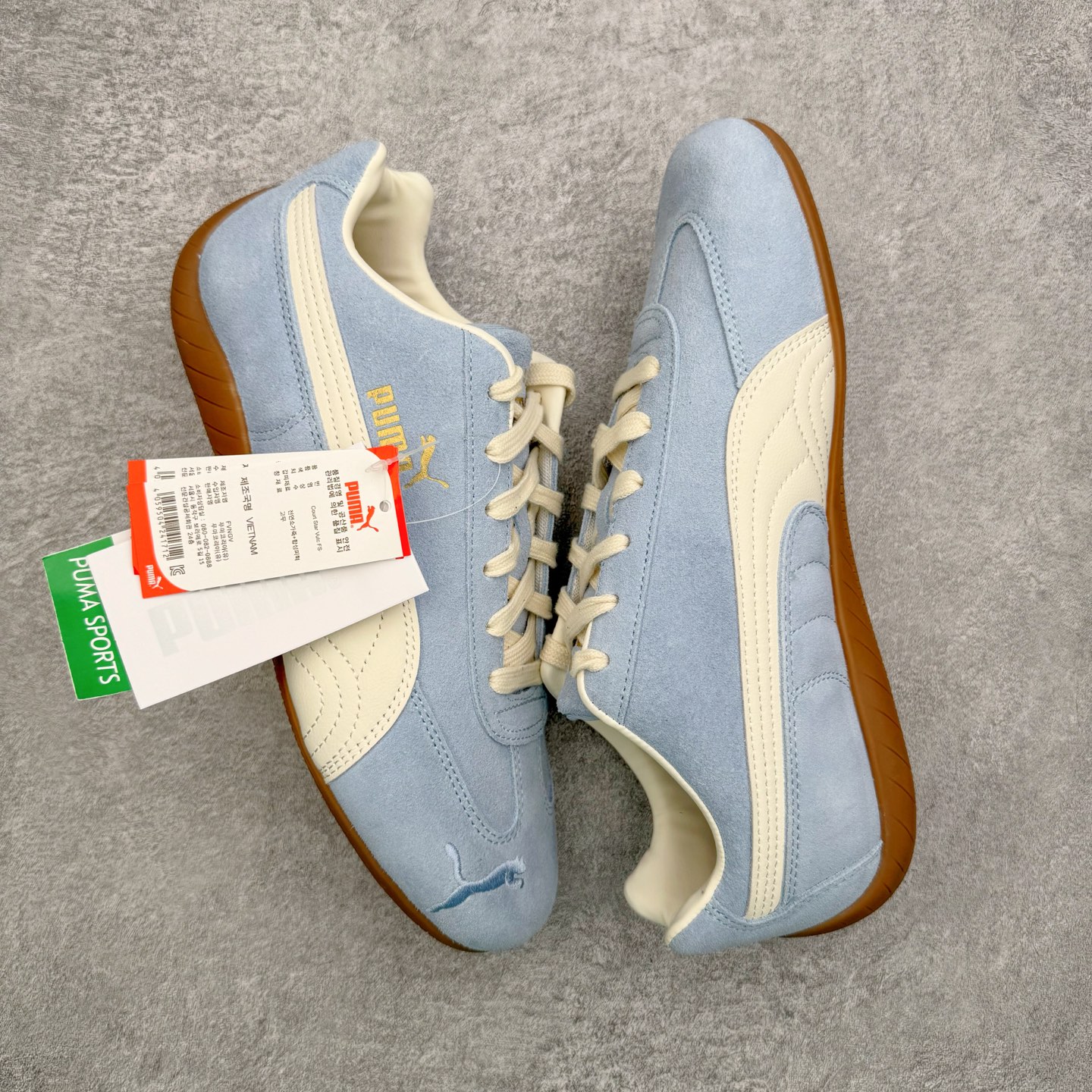 图片[3]-＃KZ纯原 PUMA Speedca OG 彪马极速赛车系列低帮德训风拼接复古百搭休闲运动赛车鞋 口碑大厂出品 品控大底版型不断改良更新 全套原纸板楦头开发 确保原汁原味 完美呈现版型 一比一鞋头弧度高度鞋身弧度 独家私模原厂航空铝磨具打磨大底 鞋头坡度极致还原 无解鞋型 原盒原配 圈内天花板工艺 原厂玻璃冲刀 超高清洁度 全鞋零毛边皮料切割 原厂中底布 鞋款从80、90年代赛车手所穿的防火赛车鞋为原型，鞋身线条模仿了赛车的流线廓形，体现了空气动力学原理的结构。简约流畅的外观，恰好又和贯穿其中的Formstrip Logo融合恰到好处，视觉上细节丰富且协调。本次Speedcat OG鞋款归来，最大看点自然式保留了窄版鞋型以及薄底构造。这两年各品牌鞋底越做越厚，Speedcat反其道而行之，上脚几乎无鞋底的效果带来耳目一新的视觉体验。鞋面依旧是以质感细腻的麂皮材质打造，并且大面积近乎全包裹的使用，复古味道也愈发浓烈。配色上更是将最原始的黑色和红色带回，向F1赛车队的标志性队服致敬。相信让各位一眼种草的更多是出挑的大红色，上脚即可瞬间点亮整体造型，在以球鞋为核心的OOTD中脱颖而出。而另一款黑色则是低调的万金油，彰显新潮个性的同时又不喧宾夺主，也是热爱简约系穿搭朋友的首选。 尺码：35.5 36 37 37.5 38 38.5 39 40 40.5 41 42 42.5 43 44 44.5 45 46-选品中心