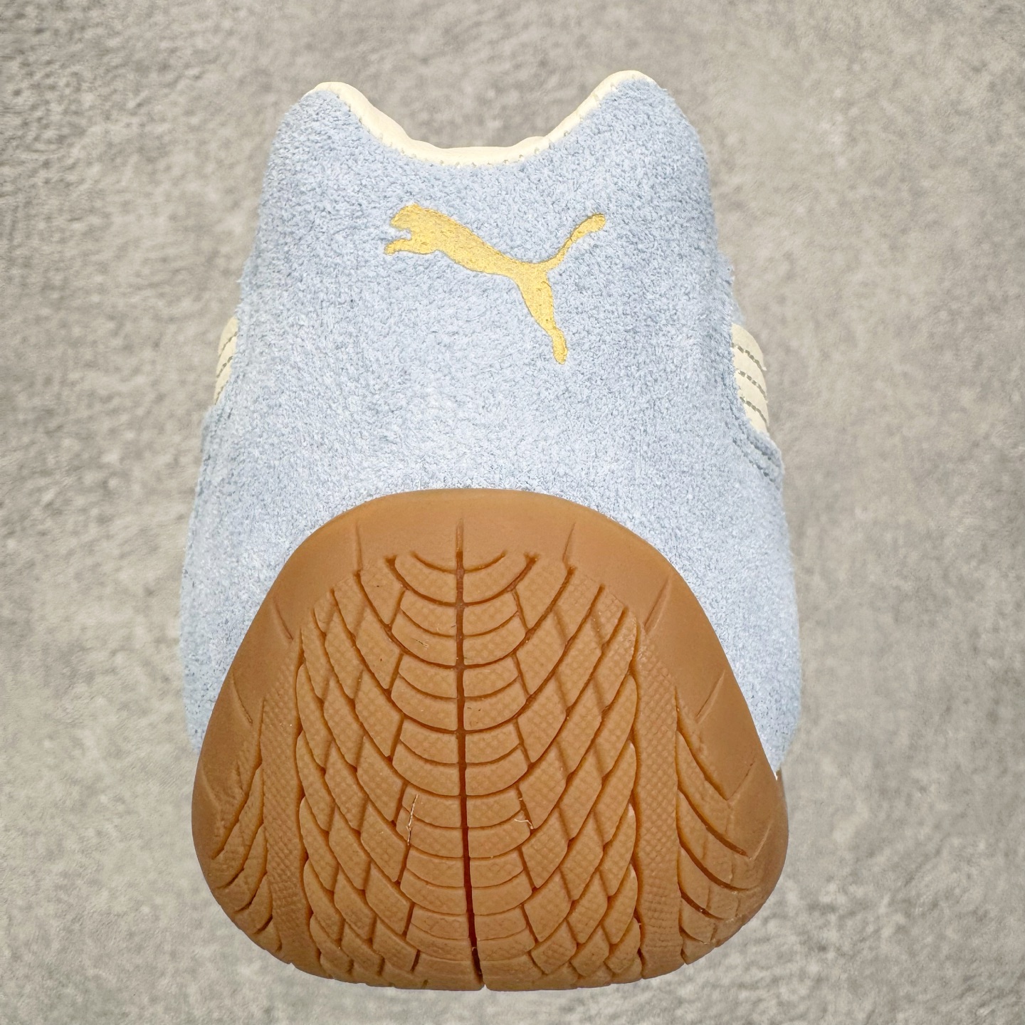 图片[8]-＃KZ纯原 PUMA Speedca OG 彪马极速赛车系列低帮德训风拼接复古百搭休闲运动赛车鞋 口碑大厂出品 品控大底版型不断改良更新 全套原纸板楦头开发 确保原汁原味 完美呈现版型 一比一鞋头弧度高度鞋身弧度 独家私模原厂航空铝磨具打磨大底 鞋头坡度极致还原 无解鞋型 原盒原配 圈内天花板工艺 原厂玻璃冲刀 超高清洁度 全鞋零毛边皮料切割 原厂中底布 鞋款从80、90年代赛车手所穿的防火赛车鞋为原型，鞋身线条模仿了赛车的流线廓形，体现了空气动力学原理的结构。简约流畅的外观，恰好又和贯穿其中的Formstrip Logo融合恰到好处，视觉上细节丰富且协调。本次Speedcat OG鞋款归来，最大看点自然式保留了窄版鞋型以及薄底构造。这两年各品牌鞋底越做越厚，Speedcat反其道而行之，上脚几乎无鞋底的效果带来耳目一新的视觉体验。鞋面依旧是以质感细腻的麂皮材质打造，并且大面积近乎全包裹的使用，复古味道也愈发浓烈。配色上更是将最原始的黑色和红色带回，向F1赛车队的标志性队服致敬。相信让各位一眼种草的更多是出挑的大红色，上脚即可瞬间点亮整体造型，在以球鞋为核心的OOTD中脱颖而出。而另一款黑色则是低调的万金油，彰显新潮个性的同时又不喧宾夺主，也是热爱简约系穿搭朋友的首选。 尺码：35.5 36 37 37.5 38 38.5 39 40 40.5 41 42 42.5 43 44 44.5 45 46-选品中心