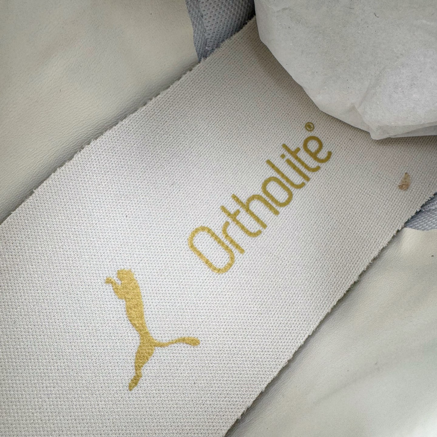 图片[12]-＃KZ纯原 PUMA Speedca OG 彪马极速赛车系列低帮德训风拼接复古百搭休闲运动赛车鞋 口碑大厂出品 品控大底版型不断改良更新 全套原纸板楦头开发 确保原汁原味 完美呈现版型 一比一鞋头弧度高度鞋身弧度 独家私模原厂航空铝磨具打磨大底 鞋头坡度极致还原 无解鞋型 原盒原配 圈内天花板工艺 原厂玻璃冲刀 超高清洁度 全鞋零毛边皮料切割 原厂中底布 鞋款从80、90年代赛车手所穿的防火赛车鞋为原型，鞋身线条模仿了赛车的流线廓形，体现了空气动力学原理的结构。简约流畅的外观，恰好又和贯穿其中的Formstrip Logo融合恰到好处，视觉上细节丰富且协调。本次Speedcat OG鞋款归来，最大看点自然式保留了窄版鞋型以及薄底构造。这两年各品牌鞋底越做越厚，Speedcat反其道而行之，上脚几乎无鞋底的效果带来耳目一新的视觉体验。鞋面依旧是以质感细腻的麂皮材质打造，并且大面积近乎全包裹的使用，复古味道也愈发浓烈。配色上更是将最原始的黑色和红色带回，向F1赛车队的标志性队服致敬。相信让各位一眼种草的更多是出挑的大红色，上脚即可瞬间点亮整体造型，在以球鞋为核心的OOTD中脱颖而出。而另一款黑色则是低调的万金油，彰显新潮个性的同时又不喧宾夺主，也是热爱简约系穿搭朋友的首选。 尺码：35.5 36 37 37.5 38 38.5 39 40 40.5 41 42 42.5 43 44 44.5 45 46-选品中心