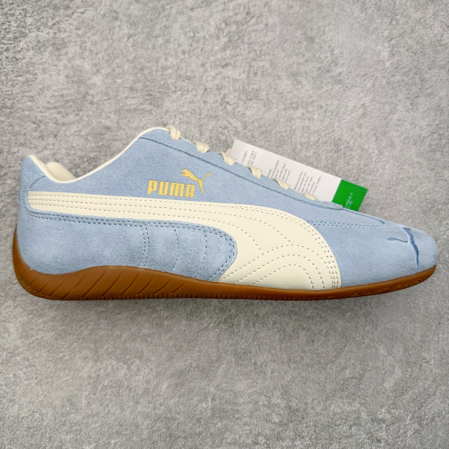 ＃KZ纯原 PUMA Speedca OG 彪马极速赛车系列低帮德训风拼接复古百搭休闲运动赛车鞋 口碑大厂出品 品控大底版型不断改良更新 全套原纸板楦头开发 确保原汁原味 完美呈现版型 一比一鞋头弧度高度鞋身弧度 独家私模原厂航空铝磨具打磨大底 鞋头坡度极致还原 无解鞋型 原盒原配 圈内天花板工艺 原厂玻璃冲刀 超高清洁度 全鞋零毛边皮料切割 原厂中底布 鞋款从80、90年代赛车手所穿的防火赛车鞋为原型，鞋身线条模仿了赛车的流线廓形，体现了空气动力学原理的结构。简约流畅的外观，恰好又和贯穿其中的Formstrip Logo融合恰到好处，视觉上细节丰富且协调。本次Speedcat OG鞋款归来，最大看点自然式保留了窄版鞋型以及薄底构造。这两年各品牌鞋底越做越厚，Speedcat反其道而行之，上脚几乎无鞋底的效果带来耳目一新的视觉体验。鞋面依旧是以质感细腻的麂皮材质打造，并且大面积近乎全包裹的使用，复古味道也愈发浓烈。配色上更是将最原始的黑色和红色带回，向F1赛车队的标志性队服致敬。相信让各位一眼种草的更多是出挑的大红色，上脚即可瞬间点亮整体造型，在以球鞋为核心的OOTD中脱颖而出。而另一款黑色则是低调的万金油，彰显新潮个性的同时又不喧宾夺主，也是热爱简约系穿搭朋友的首选。 尺码：35.5 36 37 37.5 38 38.5 39 40 40.5 41 42 42.5 43 44 44.5 45 46-选品中心