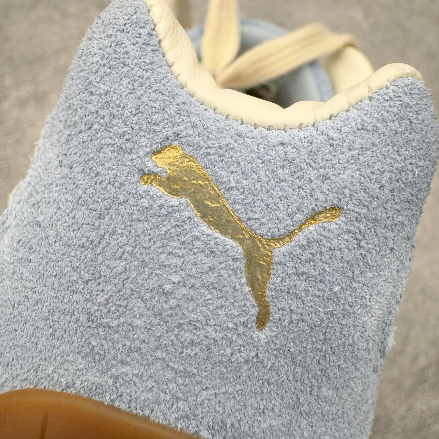 图片[14]-＃KZ纯原 PUMA Speedca OG 彪马极速赛车系列低帮德训风拼接复古百搭休闲运动赛车鞋 口碑大厂出品 品控大底版型不断改良更新 全套原纸板楦头开发 确保原汁原味 完美呈现版型 一比一鞋头弧度高度鞋身弧度 独家私模原厂航空铝磨具打磨大底 鞋头坡度极致还原 无解鞋型 原盒原配 圈内天花板工艺 原厂玻璃冲刀 超高清洁度 全鞋零毛边皮料切割 原厂中底布 鞋款从80、90年代赛车手所穿的防火赛车鞋为原型，鞋身线条模仿了赛车的流线廓形，体现了空气动力学原理的结构。简约流畅的外观，恰好又和贯穿其中的Formstrip Logo融合恰到好处，视觉上细节丰富且协调。本次Speedcat OG鞋款归来，最大看点自然式保留了窄版鞋型以及薄底构造。这两年各品牌鞋底越做越厚，Speedcat反其道而行之，上脚几乎无鞋底的效果带来耳目一新的视觉体验。鞋面依旧是以质感细腻的麂皮材质打造，并且大面积近乎全包裹的使用，复古味道也愈发浓烈。配色上更是将最原始的黑色和红色带回，向F1赛车队的标志性队服致敬。相信让各位一眼种草的更多是出挑的大红色，上脚即可瞬间点亮整体造型，在以球鞋为核心的OOTD中脱颖而出。而另一款黑色则是低调的万金油，彰显新潮个性的同时又不喧宾夺主，也是热爱简约系穿搭朋友的首选。 尺码：35.5 36 37 37.5 38 38.5 39 40 40.5 41 42 42.5 43 44 44.5 45 46-选品中心