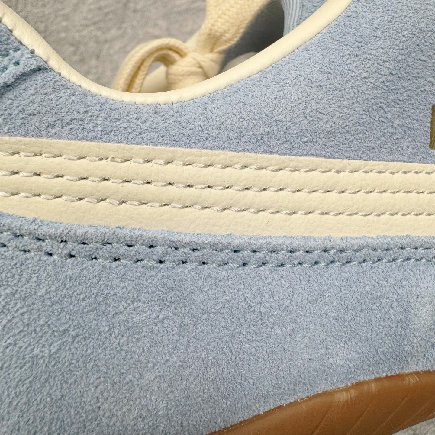 图片[15]-＃KZ纯原 PUMA Speedca OG 彪马极速赛车系列低帮德训风拼接复古百搭休闲运动赛车鞋 口碑大厂出品 品控大底版型不断改良更新 全套原纸板楦头开发 确保原汁原味 完美呈现版型 一比一鞋头弧度高度鞋身弧度 独家私模原厂航空铝磨具打磨大底 鞋头坡度极致还原 无解鞋型 原盒原配 圈内天花板工艺 原厂玻璃冲刀 超高清洁度 全鞋零毛边皮料切割 原厂中底布 鞋款从80、90年代赛车手所穿的防火赛车鞋为原型，鞋身线条模仿了赛车的流线廓形，体现了空气动力学原理的结构。简约流畅的外观，恰好又和贯穿其中的Formstrip Logo融合恰到好处，视觉上细节丰富且协调。本次Speedcat OG鞋款归来，最大看点自然式保留了窄版鞋型以及薄底构造。这两年各品牌鞋底越做越厚，Speedcat反其道而行之，上脚几乎无鞋底的效果带来耳目一新的视觉体验。鞋面依旧是以质感细腻的麂皮材质打造，并且大面积近乎全包裹的使用，复古味道也愈发浓烈。配色上更是将最原始的黑色和红色带回，向F1赛车队的标志性队服致敬。相信让各位一眼种草的更多是出挑的大红色，上脚即可瞬间点亮整体造型，在以球鞋为核心的OOTD中脱颖而出。而另一款黑色则是低调的万金油，彰显新潮个性的同时又不喧宾夺主，也是热爱简约系穿搭朋友的首选。 尺码：35.5 36 37 37.5 38 38.5 39 40 40.5 41 42 42.5 43 44 44.5 45 46-选品中心