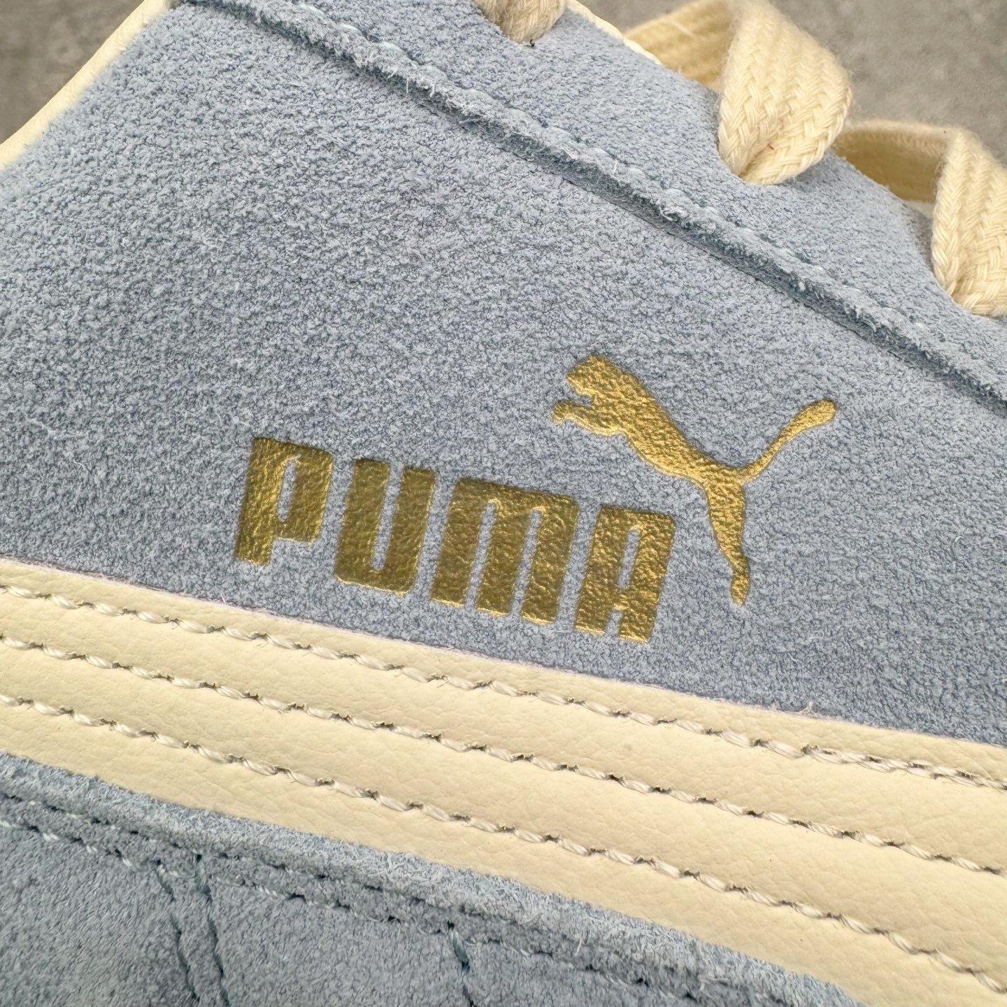 图片[16]-＃KZ纯原 PUMA Speedca OG 彪马极速赛车系列低帮德训风拼接复古百搭休闲运动赛车鞋 口碑大厂出品 品控大底版型不断改良更新 全套原纸板楦头开发 确保原汁原味 完美呈现版型 一比一鞋头弧度高度鞋身弧度 独家私模原厂航空铝磨具打磨大底 鞋头坡度极致还原 无解鞋型 原盒原配 圈内天花板工艺 原厂玻璃冲刀 超高清洁度 全鞋零毛边皮料切割 原厂中底布 鞋款从80、90年代赛车手所穿的防火赛车鞋为原型，鞋身线条模仿了赛车的流线廓形，体现了空气动力学原理的结构。简约流畅的外观，恰好又和贯穿其中的Formstrip Logo融合恰到好处，视觉上细节丰富且协调。本次Speedcat OG鞋款归来，最大看点自然式保留了窄版鞋型以及薄底构造。这两年各品牌鞋底越做越厚，Speedcat反其道而行之，上脚几乎无鞋底的效果带来耳目一新的视觉体验。鞋面依旧是以质感细腻的麂皮材质打造，并且大面积近乎全包裹的使用，复古味道也愈发浓烈。配色上更是将最原始的黑色和红色带回，向F1赛车队的标志性队服致敬。相信让各位一眼种草的更多是出挑的大红色，上脚即可瞬间点亮整体造型，在以球鞋为核心的OOTD中脱颖而出。而另一款黑色则是低调的万金油，彰显新潮个性的同时又不喧宾夺主，也是热爱简约系穿搭朋友的首选。 尺码：35.5 36 37 37.5 38 38.5 39 40 40.5 41 42 42.5 43 44 44.5 45 46-选品中心