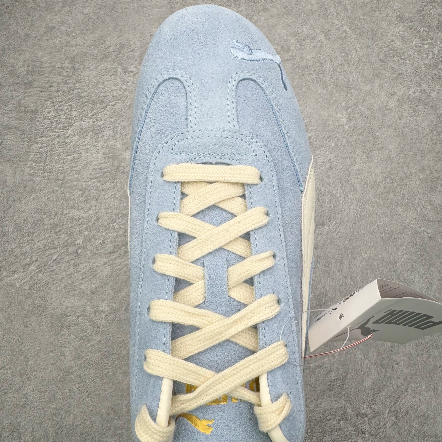 图片[4]-＃KZ纯原 PUMA Speedca OG 彪马极速赛车系列低帮德训风拼接复古百搭休闲运动赛车鞋 口碑大厂出品 品控大底版型不断改良更新 全套原纸板楦头开发 确保原汁原味 完美呈现版型 一比一鞋头弧度高度鞋身弧度 独家私模原厂航空铝磨具打磨大底 鞋头坡度极致还原 无解鞋型 原盒原配 圈内天花板工艺 原厂玻璃冲刀 超高清洁度 全鞋零毛边皮料切割 原厂中底布 鞋款从80、90年代赛车手所穿的防火赛车鞋为原型，鞋身线条模仿了赛车的流线廓形，体现了空气动力学原理的结构。简约流畅的外观，恰好又和贯穿其中的Formstrip Logo融合恰到好处，视觉上细节丰富且协调。本次Speedcat OG鞋款归来，最大看点自然式保留了窄版鞋型以及薄底构造。这两年各品牌鞋底越做越厚，Speedcat反其道而行之，上脚几乎无鞋底的效果带来耳目一新的视觉体验。鞋面依旧是以质感细腻的麂皮材质打造，并且大面积近乎全包裹的使用，复古味道也愈发浓烈。配色上更是将最原始的黑色和红色带回，向F1赛车队的标志性队服致敬。相信让各位一眼种草的更多是出挑的大红色，上脚即可瞬间点亮整体造型，在以球鞋为核心的OOTD中脱颖而出。而另一款黑色则是低调的万金油，彰显新潮个性的同时又不喧宾夺主，也是热爱简约系穿搭朋友的首选。 尺码：35.5 36 37 37.5 38 38.5 39 40 40.5 41 42 42.5 43 44 44.5 45 46-选品中心