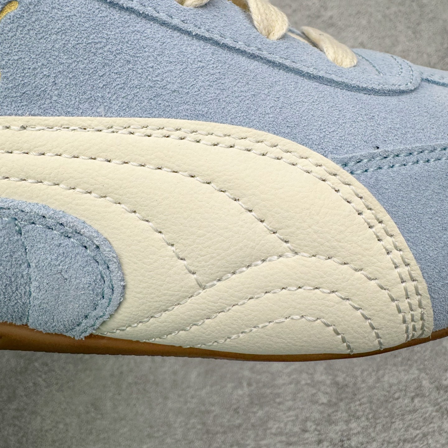 图片[17]-＃KZ纯原 PUMA Speedca OG 彪马极速赛车系列低帮德训风拼接复古百搭休闲运动赛车鞋 口碑大厂出品 品控大底版型不断改良更新 全套原纸板楦头开发 确保原汁原味 完美呈现版型 一比一鞋头弧度高度鞋身弧度 独家私模原厂航空铝磨具打磨大底 鞋头坡度极致还原 无解鞋型 原盒原配 圈内天花板工艺 原厂玻璃冲刀 超高清洁度 全鞋零毛边皮料切割 原厂中底布 鞋款从80、90年代赛车手所穿的防火赛车鞋为原型，鞋身线条模仿了赛车的流线廓形，体现了空气动力学原理的结构。简约流畅的外观，恰好又和贯穿其中的Formstrip Logo融合恰到好处，视觉上细节丰富且协调。本次Speedcat OG鞋款归来，最大看点自然式保留了窄版鞋型以及薄底构造。这两年各品牌鞋底越做越厚，Speedcat反其道而行之，上脚几乎无鞋底的效果带来耳目一新的视觉体验。鞋面依旧是以质感细腻的麂皮材质打造，并且大面积近乎全包裹的使用，复古味道也愈发浓烈。配色上更是将最原始的黑色和红色带回，向F1赛车队的标志性队服致敬。相信让各位一眼种草的更多是出挑的大红色，上脚即可瞬间点亮整体造型，在以球鞋为核心的OOTD中脱颖而出。而另一款黑色则是低调的万金油，彰显新潮个性的同时又不喧宾夺主，也是热爱简约系穿搭朋友的首选。 尺码：35.5 36 37 37.5 38 38.5 39 40 40.5 41 42 42.5 43 44 44.5 45 46-选品中心