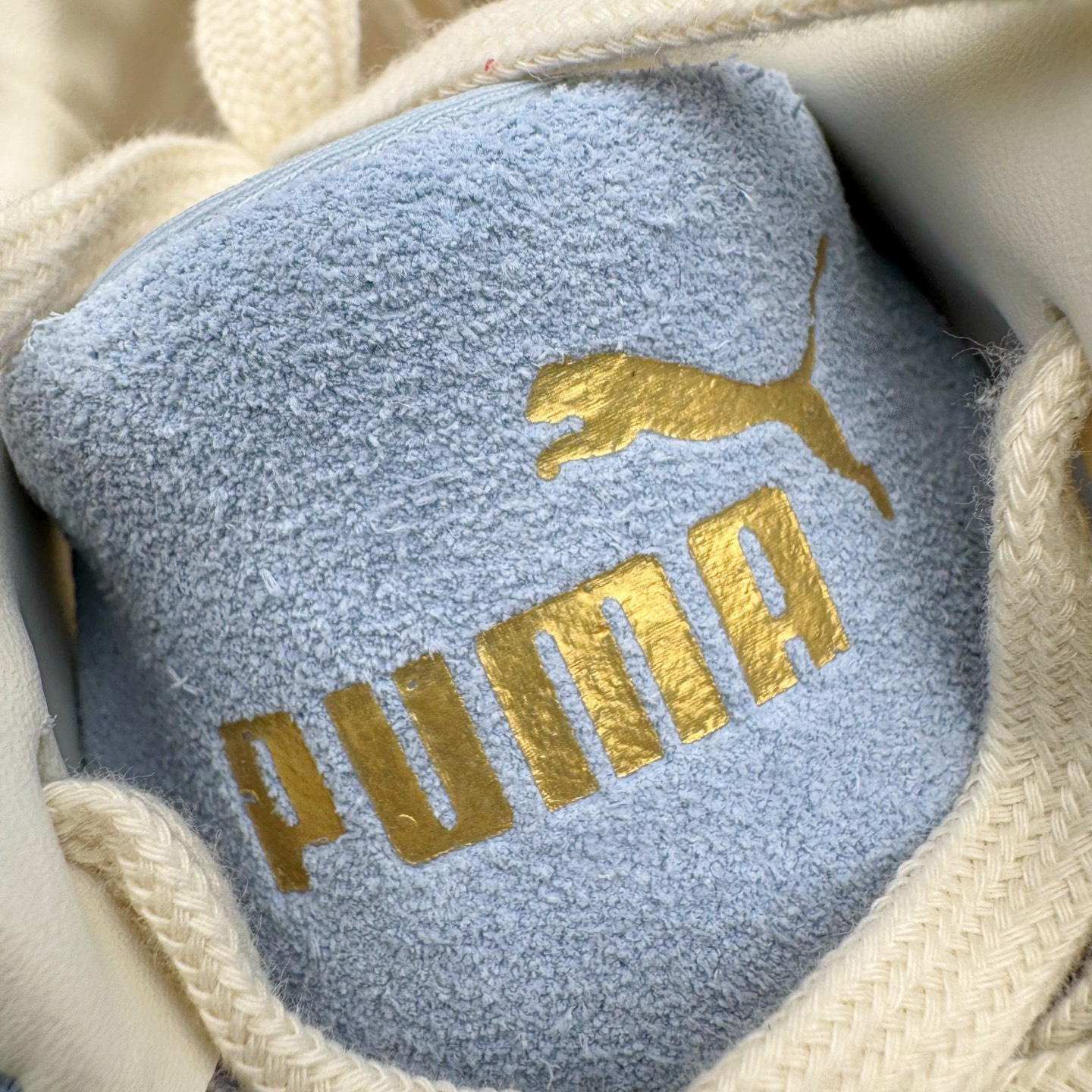 图片[19]-＃KZ纯原 PUMA Speedca OG 彪马极速赛车系列低帮德训风拼接复古百搭休闲运动赛车鞋 口碑大厂出品 品控大底版型不断改良更新 全套原纸板楦头开发 确保原汁原味 完美呈现版型 一比一鞋头弧度高度鞋身弧度 独家私模原厂航空铝磨具打磨大底 鞋头坡度极致还原 无解鞋型 原盒原配 圈内天花板工艺 原厂玻璃冲刀 超高清洁度 全鞋零毛边皮料切割 原厂中底布 鞋款从80、90年代赛车手所穿的防火赛车鞋为原型，鞋身线条模仿了赛车的流线廓形，体现了空气动力学原理的结构。简约流畅的外观，恰好又和贯穿其中的Formstrip Logo融合恰到好处，视觉上细节丰富且协调。本次Speedcat OG鞋款归来，最大看点自然式保留了窄版鞋型以及薄底构造。这两年各品牌鞋底越做越厚，Speedcat反其道而行之，上脚几乎无鞋底的效果带来耳目一新的视觉体验。鞋面依旧是以质感细腻的麂皮材质打造，并且大面积近乎全包裹的使用，复古味道也愈发浓烈。配色上更是将最原始的黑色和红色带回，向F1赛车队的标志性队服致敬。相信让各位一眼种草的更多是出挑的大红色，上脚即可瞬间点亮整体造型，在以球鞋为核心的OOTD中脱颖而出。而另一款黑色则是低调的万金油，彰显新潮个性的同时又不喧宾夺主，也是热爱简约系穿搭朋友的首选。 尺码：35.5 36 37 37.5 38 38.5 39 40 40.5 41 42 42.5 43 44 44.5 45 46-选品中心