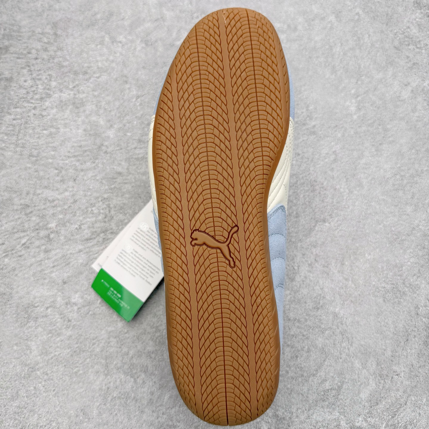 图片[9]-＃KZ纯原 PUMA Speedca OG 彪马极速赛车系列低帮德训风拼接复古百搭休闲运动赛车鞋 口碑大厂出品 品控大底版型不断改良更新 全套原纸板楦头开发 确保原汁原味 完美呈现版型 一比一鞋头弧度高度鞋身弧度 独家私模原厂航空铝磨具打磨大底 鞋头坡度极致还原 无解鞋型 原盒原配 圈内天花板工艺 原厂玻璃冲刀 超高清洁度 全鞋零毛边皮料切割 原厂中底布 鞋款从80、90年代赛车手所穿的防火赛车鞋为原型，鞋身线条模仿了赛车的流线廓形，体现了空气动力学原理的结构。简约流畅的外观，恰好又和贯穿其中的Formstrip Logo融合恰到好处，视觉上细节丰富且协调。本次Speedcat OG鞋款归来，最大看点自然式保留了窄版鞋型以及薄底构造。这两年各品牌鞋底越做越厚，Speedcat反其道而行之，上脚几乎无鞋底的效果带来耳目一新的视觉体验。鞋面依旧是以质感细腻的麂皮材质打造，并且大面积近乎全包裹的使用，复古味道也愈发浓烈。配色上更是将最原始的黑色和红色带回，向F1赛车队的标志性队服致敬。相信让各位一眼种草的更多是出挑的大红色，上脚即可瞬间点亮整体造型，在以球鞋为核心的OOTD中脱颖而出。而另一款黑色则是低调的万金油，彰显新潮个性的同时又不喧宾夺主，也是热爱简约系穿搭朋友的首选。 尺码：35.5 36 37 37.5 38 38.5 39 40 40.5 41 42 42.5 43 44 44.5 45 46-选品中心