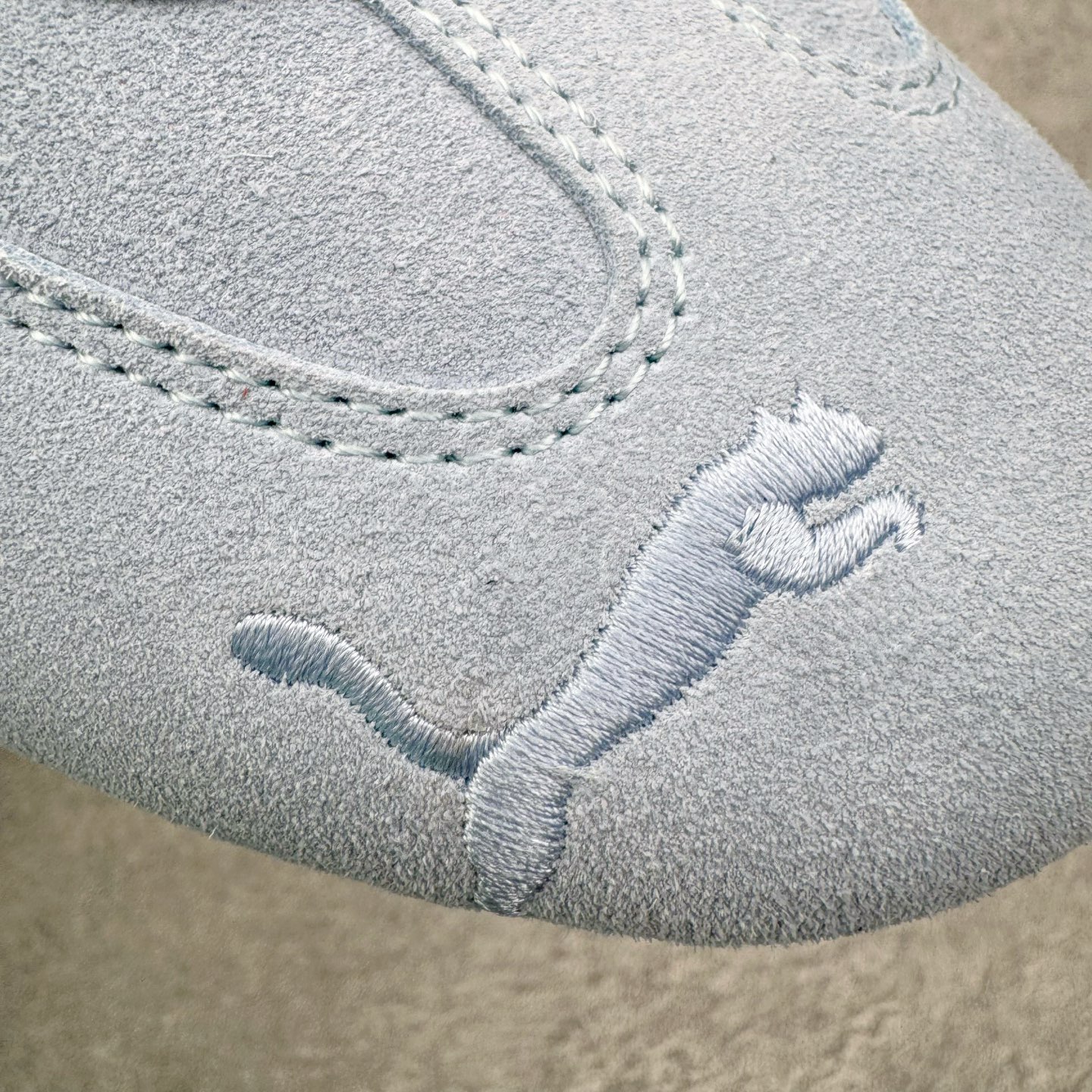 图片[18]-＃KZ纯原 PUMA Speedca OG 彪马极速赛车系列低帮德训风拼接复古百搭休闲运动赛车鞋 口碑大厂出品 品控大底版型不断改良更新 全套原纸板楦头开发 确保原汁原味 完美呈现版型 一比一鞋头弧度高度鞋身弧度 独家私模原厂航空铝磨具打磨大底 鞋头坡度极致还原 无解鞋型 原盒原配 圈内天花板工艺 原厂玻璃冲刀 超高清洁度 全鞋零毛边皮料切割 原厂中底布 鞋款从80、90年代赛车手所穿的防火赛车鞋为原型，鞋身线条模仿了赛车的流线廓形，体现了空气动力学原理的结构。简约流畅的外观，恰好又和贯穿其中的Formstrip Logo融合恰到好处，视觉上细节丰富且协调。本次Speedcat OG鞋款归来，最大看点自然式保留了窄版鞋型以及薄底构造。这两年各品牌鞋底越做越厚，Speedcat反其道而行之，上脚几乎无鞋底的效果带来耳目一新的视觉体验。鞋面依旧是以质感细腻的麂皮材质打造，并且大面积近乎全包裹的使用，复古味道也愈发浓烈。配色上更是将最原始的黑色和红色带回，向F1赛车队的标志性队服致敬。相信让各位一眼种草的更多是出挑的大红色，上脚即可瞬间点亮整体造型，在以球鞋为核心的OOTD中脱颖而出。而另一款黑色则是低调的万金油，彰显新潮个性的同时又不喧宾夺主，也是热爱简约系穿搭朋友的首选。 尺码：35.5 36 37 37.5 38 38.5 39 40 40.5 41 42 42.5 43 44 44.5 45 46-选品中心