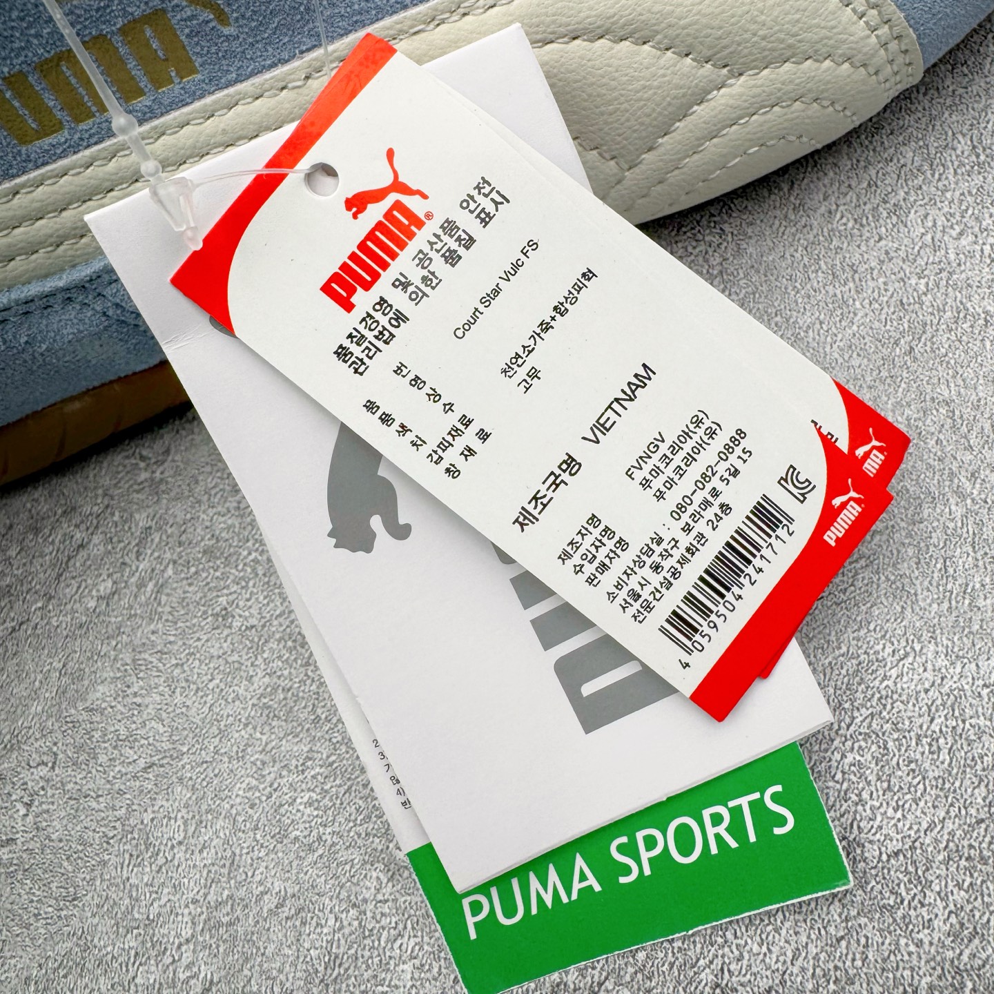 图片[10]-＃KZ纯原 PUMA Speedca OG 彪马极速赛车系列低帮德训风拼接复古百搭休闲运动赛车鞋 口碑大厂出品 品控大底版型不断改良更新 全套原纸板楦头开发 确保原汁原味 完美呈现版型 一比一鞋头弧度高度鞋身弧度 独家私模原厂航空铝磨具打磨大底 鞋头坡度极致还原 无解鞋型 原盒原配 圈内天花板工艺 原厂玻璃冲刀 超高清洁度 全鞋零毛边皮料切割 原厂中底布 鞋款从80、90年代赛车手所穿的防火赛车鞋为原型，鞋身线条模仿了赛车的流线廓形，体现了空气动力学原理的结构。简约流畅的外观，恰好又和贯穿其中的Formstrip Logo融合恰到好处，视觉上细节丰富且协调。本次Speedcat OG鞋款归来，最大看点自然式保留了窄版鞋型以及薄底构造。这两年各品牌鞋底越做越厚，Speedcat反其道而行之，上脚几乎无鞋底的效果带来耳目一新的视觉体验。鞋面依旧是以质感细腻的麂皮材质打造，并且大面积近乎全包裹的使用，复古味道也愈发浓烈。配色上更是将最原始的黑色和红色带回，向F1赛车队的标志性队服致敬。相信让各位一眼种草的更多是出挑的大红色，上脚即可瞬间点亮整体造型，在以球鞋为核心的OOTD中脱颖而出。而另一款黑色则是低调的万金油，彰显新潮个性的同时又不喧宾夺主，也是热爱简约系穿搭朋友的首选。 尺码：35.5 36 37 37.5 38 38.5 39 40 40.5 41 42 42.5 43 44 44.5 45 46-选品中心