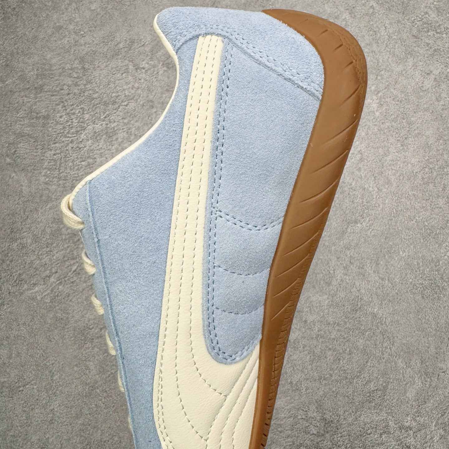 图片[7]-＃KZ纯原 PUMA Speedca OG 彪马极速赛车系列低帮德训风拼接复古百搭休闲运动赛车鞋 口碑大厂出品 品控大底版型不断改良更新 全套原纸板楦头开发 确保原汁原味 完美呈现版型 一比一鞋头弧度高度鞋身弧度 独家私模原厂航空铝磨具打磨大底 鞋头坡度极致还原 无解鞋型 原盒原配 圈内天花板工艺 原厂玻璃冲刀 超高清洁度 全鞋零毛边皮料切割 原厂中底布 鞋款从80、90年代赛车手所穿的防火赛车鞋为原型，鞋身线条模仿了赛车的流线廓形，体现了空气动力学原理的结构。简约流畅的外观，恰好又和贯穿其中的Formstrip Logo融合恰到好处，视觉上细节丰富且协调。本次Speedcat OG鞋款归来，最大看点自然式保留了窄版鞋型以及薄底构造。这两年各品牌鞋底越做越厚，Speedcat反其道而行之，上脚几乎无鞋底的效果带来耳目一新的视觉体验。鞋面依旧是以质感细腻的麂皮材质打造，并且大面积近乎全包裹的使用，复古味道也愈发浓烈。配色上更是将最原始的黑色和红色带回，向F1赛车队的标志性队服致敬。相信让各位一眼种草的更多是出挑的大红色，上脚即可瞬间点亮整体造型，在以球鞋为核心的OOTD中脱颖而出。而另一款黑色则是低调的万金油，彰显新潮个性的同时又不喧宾夺主，也是热爱简约系穿搭朋友的首选。 尺码：35.5 36 37 37.5 38 38.5 39 40 40.5 41 42 42.5 43 44 44.5 45 46-选品中心