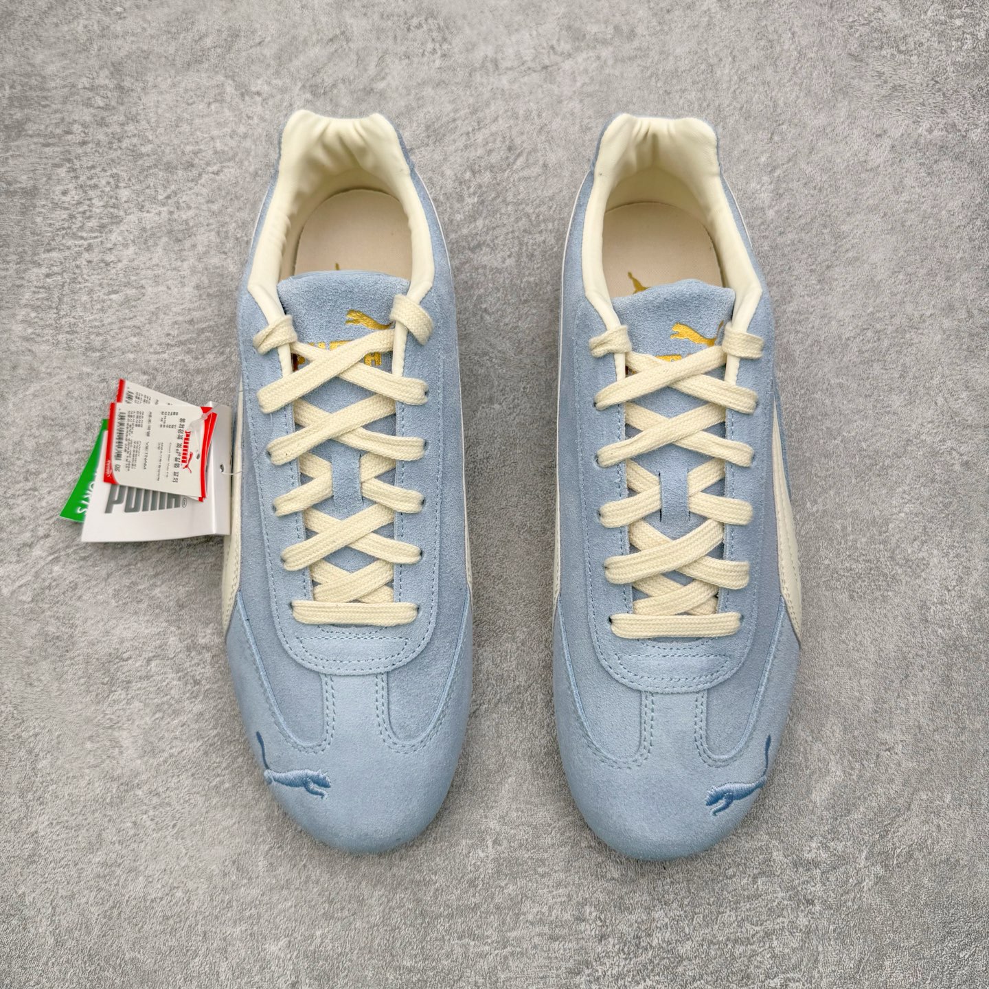 图片[2]-＃KZ纯原 PUMA Speedca OG 彪马极速赛车系列低帮德训风拼接复古百搭休闲运动赛车鞋 口碑大厂出品 品控大底版型不断改良更新 全套原纸板楦头开发 确保原汁原味 完美呈现版型 一比一鞋头弧度高度鞋身弧度 独家私模原厂航空铝磨具打磨大底 鞋头坡度极致还原 无解鞋型 原盒原配 圈内天花板工艺 原厂玻璃冲刀 超高清洁度 全鞋零毛边皮料切割 原厂中底布 鞋款从80、90年代赛车手所穿的防火赛车鞋为原型，鞋身线条模仿了赛车的流线廓形，体现了空气动力学原理的结构。简约流畅的外观，恰好又和贯穿其中的Formstrip Logo融合恰到好处，视觉上细节丰富且协调。本次Speedcat OG鞋款归来，最大看点自然式保留了窄版鞋型以及薄底构造。这两年各品牌鞋底越做越厚，Speedcat反其道而行之，上脚几乎无鞋底的效果带来耳目一新的视觉体验。鞋面依旧是以质感细腻的麂皮材质打造，并且大面积近乎全包裹的使用，复古味道也愈发浓烈。配色上更是将最原始的黑色和红色带回，向F1赛车队的标志性队服致敬。相信让各位一眼种草的更多是出挑的大红色，上脚即可瞬间点亮整体造型，在以球鞋为核心的OOTD中脱颖而出。而另一款黑色则是低调的万金油，彰显新潮个性的同时又不喧宾夺主，也是热爱简约系穿搭朋友的首选。 尺码：35.5 36 37 37.5 38 38.5 39 40 40.5 41 42 42.5 43 44 44.5 45 46-选品中心