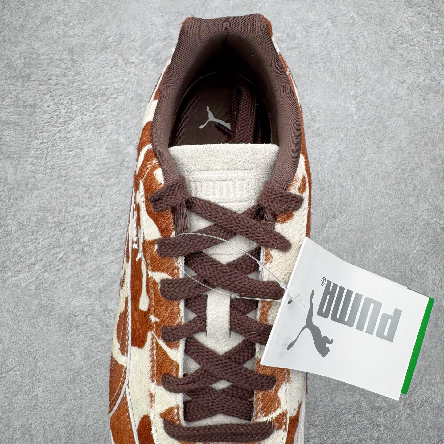 图片[5]-＃KZ纯原 PUMA Speedca OG 彪马极速赛车系列低帮德训风拼接复古百搭休闲运动赛车鞋 奶牛纹白棕 口碑大厂出品 品控大底版型不断改良更新 全套原纸板楦头开发 确保原汁原味 完美呈现版型 一比一鞋头弧度高度鞋身弧度 独家私模原厂航空铝磨具打磨大底 鞋头坡度极致还原 无解鞋型 原盒原配 圈内天花板工艺 原厂玻璃冲刀 超高清洁度 全鞋零毛边皮料切割 原厂中底布 鞋款从80、90年代赛车手所穿的防火赛车鞋为原型，鞋身线条模仿了赛车的流线廓形，体现了空气动力学原理的结构。简约流畅的外观，恰好又和贯穿其中的Formstrip Logo融合恰到好处，视觉上细节丰富且协调。本次Speedcat OG鞋款归来，最大看点自然式保留了窄版鞋型以及薄底构造。这两年各品牌鞋底越做越厚，Speedcat反其道而行之，上脚几乎无鞋底的效果带来耳目一新的视觉体验。鞋面依旧是以质感细腻的麂皮材质打造，并且大面积近乎全包裹的使用，复古味道也愈发浓烈。配色上更是将最原始的黑色和红色带回，向F1赛车队的标志性队服致敬。相信让各位一眼种草的更多是出挑的大红色，上脚即可瞬间点亮整体造型，在以球鞋为核心的OOTD中脱颖而出。而另一款黑色则是低调的万金油，彰显新潮个性的同时又不喧宾夺主，也是热爱简约系穿搭朋友的首选。 尺码：35.5 36 37 37.5 38 38.5 39 40 40.5 41 42 42.5 43 44 44.5 45 46-选品中心