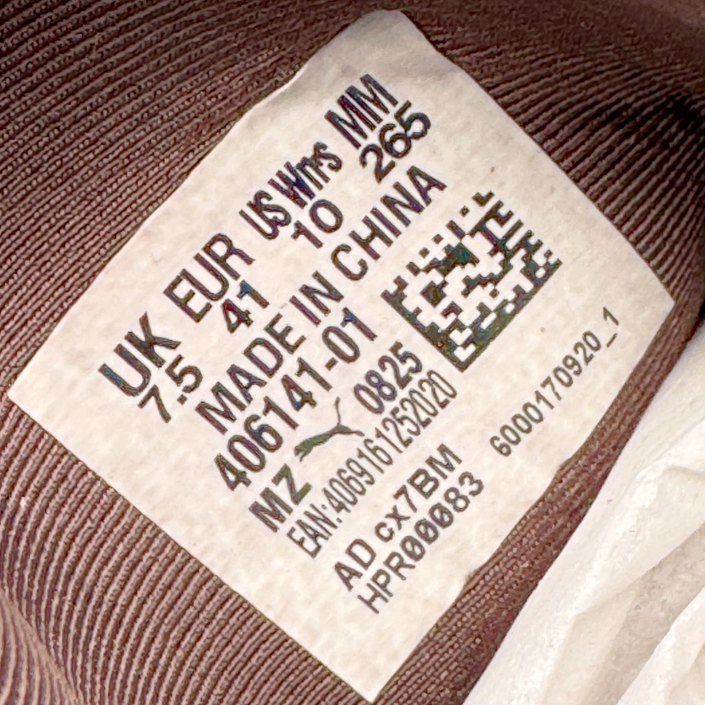 图片[12]-＃KZ纯原 PUMA Speedca OG 彪马极速赛车系列低帮德训风拼接复古百搭休闲运动赛车鞋 奶牛纹白棕 口碑大厂出品 品控大底版型不断改良更新 全套原纸板楦头开发 确保原汁原味 完美呈现版型 一比一鞋头弧度高度鞋身弧度 独家私模原厂航空铝磨具打磨大底 鞋头坡度极致还原 无解鞋型 原盒原配 圈内天花板工艺 原厂玻璃冲刀 超高清洁度 全鞋零毛边皮料切割 原厂中底布 鞋款从80、90年代赛车手所穿的防火赛车鞋为原型，鞋身线条模仿了赛车的流线廓形，体现了空气动力学原理的结构。简约流畅的外观，恰好又和贯穿其中的Formstrip Logo融合恰到好处，视觉上细节丰富且协调。本次Speedcat OG鞋款归来，最大看点自然式保留了窄版鞋型以及薄底构造。这两年各品牌鞋底越做越厚，Speedcat反其道而行之，上脚几乎无鞋底的效果带来耳目一新的视觉体验。鞋面依旧是以质感细腻的麂皮材质打造，并且大面积近乎全包裹的使用，复古味道也愈发浓烈。配色上更是将最原始的黑色和红色带回，向F1赛车队的标志性队服致敬。相信让各位一眼种草的更多是出挑的大红色，上脚即可瞬间点亮整体造型，在以球鞋为核心的OOTD中脱颖而出。而另一款黑色则是低调的万金油，彰显新潮个性的同时又不喧宾夺主，也是热爱简约系穿搭朋友的首选。 尺码：35.5 36 37 37.5 38 38.5 39 40 40.5 41 42 42.5 43 44 44.5 45 46-选品中心