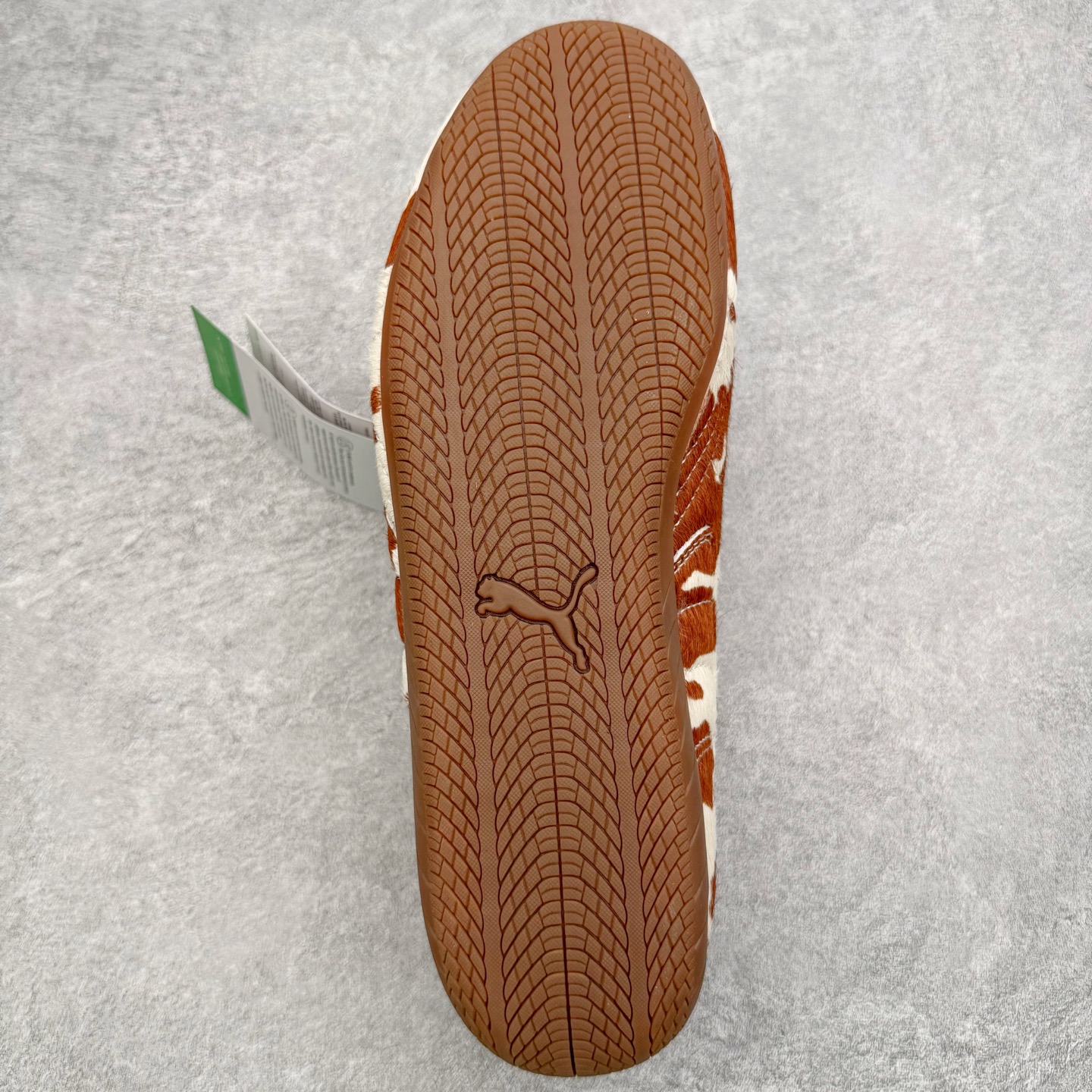 图片[9]-＃KZ纯原 PUMA Speedca OG 彪马极速赛车系列低帮德训风拼接复古百搭休闲运动赛车鞋 奶牛纹白棕 口碑大厂出品 品控大底版型不断改良更新 全套原纸板楦头开发 确保原汁原味 完美呈现版型 一比一鞋头弧度高度鞋身弧度 独家私模原厂航空铝磨具打磨大底 鞋头坡度极致还原 无解鞋型 原盒原配 圈内天花板工艺 原厂玻璃冲刀 超高清洁度 全鞋零毛边皮料切割 原厂中底布 鞋款从80、90年代赛车手所穿的防火赛车鞋为原型，鞋身线条模仿了赛车的流线廓形，体现了空气动力学原理的结构。简约流畅的外观，恰好又和贯穿其中的Formstrip Logo融合恰到好处，视觉上细节丰富且协调。本次Speedcat OG鞋款归来，最大看点自然式保留了窄版鞋型以及薄底构造。这两年各品牌鞋底越做越厚，Speedcat反其道而行之，上脚几乎无鞋底的效果带来耳目一新的视觉体验。鞋面依旧是以质感细腻的麂皮材质打造，并且大面积近乎全包裹的使用，复古味道也愈发浓烈。配色上更是将最原始的黑色和红色带回，向F1赛车队的标志性队服致敬。相信让各位一眼种草的更多是出挑的大红色，上脚即可瞬间点亮整体造型，在以球鞋为核心的OOTD中脱颖而出。而另一款黑色则是低调的万金油，彰显新潮个性的同时又不喧宾夺主，也是热爱简约系穿搭朋友的首选。 尺码：35.5 36 37 37.5 38 38.5 39 40 40.5 41 42 42.5 43 44 44.5 45 46-选品中心