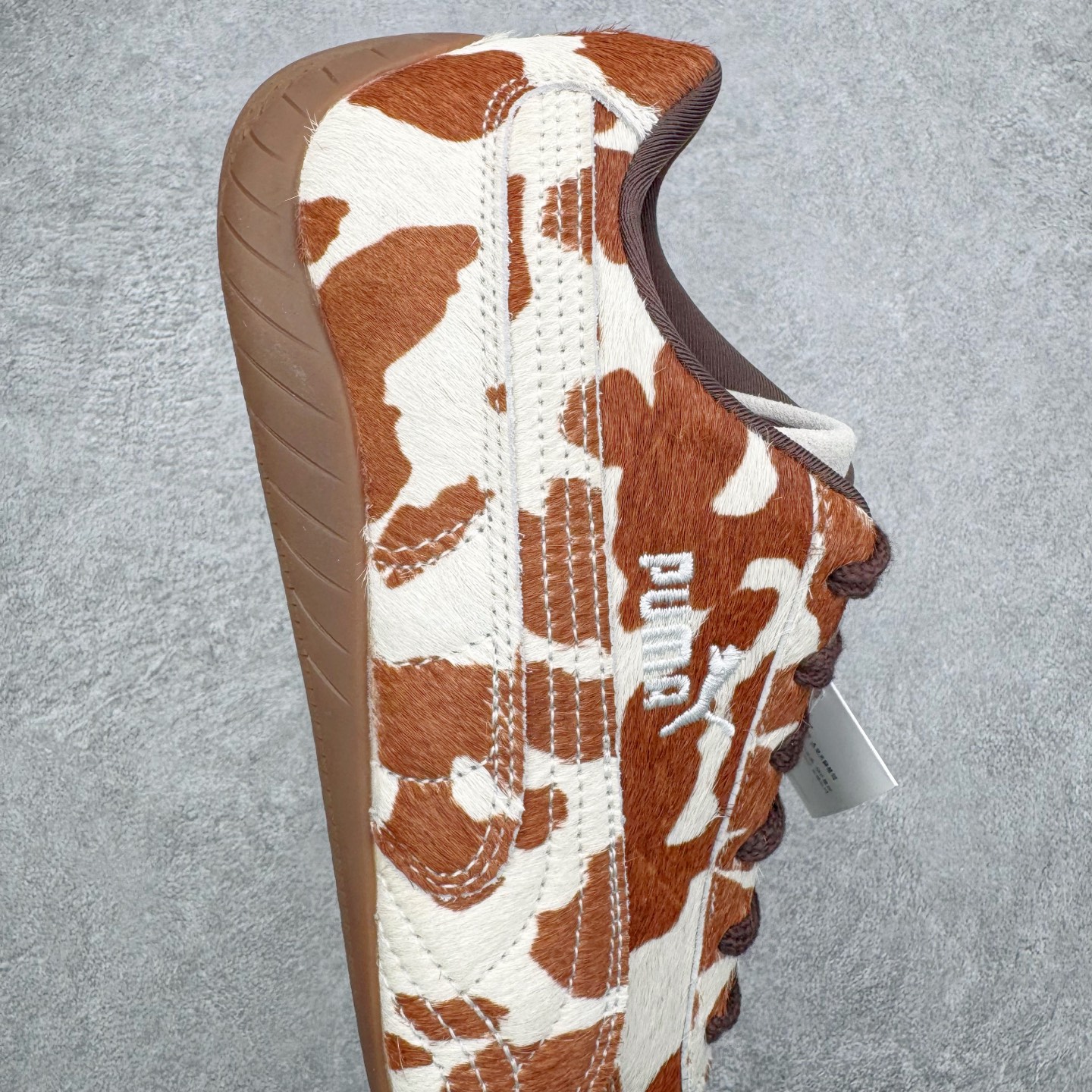 图片[6]-＃KZ纯原 PUMA Speedca OG 彪马极速赛车系列低帮德训风拼接复古百搭休闲运动赛车鞋 奶牛纹白棕 口碑大厂出品 品控大底版型不断改良更新 全套原纸板楦头开发 确保原汁原味 完美呈现版型 一比一鞋头弧度高度鞋身弧度 独家私模原厂航空铝磨具打磨大底 鞋头坡度极致还原 无解鞋型 原盒原配 圈内天花板工艺 原厂玻璃冲刀 超高清洁度 全鞋零毛边皮料切割 原厂中底布 鞋款从80、90年代赛车手所穿的防火赛车鞋为原型，鞋身线条模仿了赛车的流线廓形，体现了空气动力学原理的结构。简约流畅的外观，恰好又和贯穿其中的Formstrip Logo融合恰到好处，视觉上细节丰富且协调。本次Speedcat OG鞋款归来，最大看点自然式保留了窄版鞋型以及薄底构造。这两年各品牌鞋底越做越厚，Speedcat反其道而行之，上脚几乎无鞋底的效果带来耳目一新的视觉体验。鞋面依旧是以质感细腻的麂皮材质打造，并且大面积近乎全包裹的使用，复古味道也愈发浓烈。配色上更是将最原始的黑色和红色带回，向F1赛车队的标志性队服致敬。相信让各位一眼种草的更多是出挑的大红色，上脚即可瞬间点亮整体造型，在以球鞋为核心的OOTD中脱颖而出。而另一款黑色则是低调的万金油，彰显新潮个性的同时又不喧宾夺主，也是热爱简约系穿搭朋友的首选。 尺码：35.5 36 37 37.5 38 38.5 39 40 40.5 41 42 42.5 43 44 44.5 45 46-选品中心