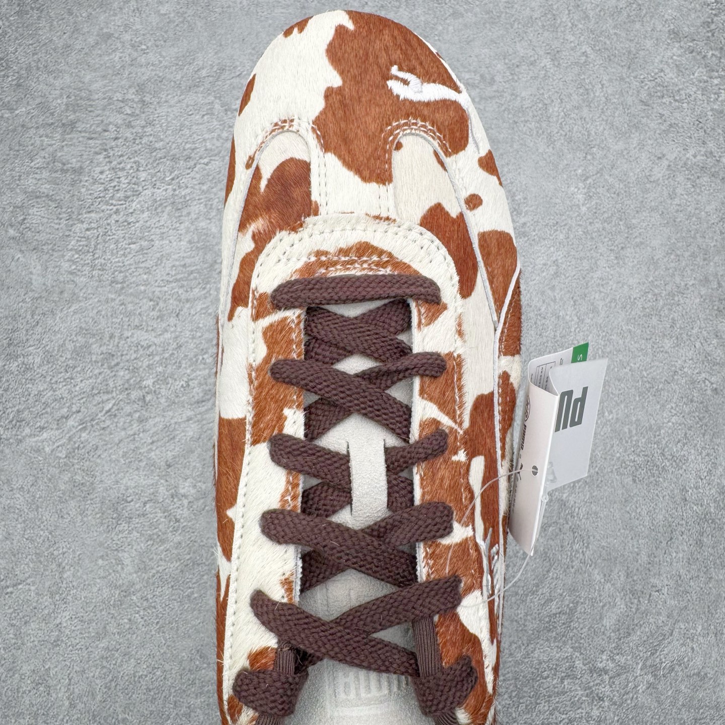 图片[4]-＃KZ纯原 PUMA Speedca OG 彪马极速赛车系列低帮德训风拼接复古百搭休闲运动赛车鞋 奶牛纹白棕 口碑大厂出品 品控大底版型不断改良更新 全套原纸板楦头开发 确保原汁原味 完美呈现版型 一比一鞋头弧度高度鞋身弧度 独家私模原厂航空铝磨具打磨大底 鞋头坡度极致还原 无解鞋型 原盒原配 圈内天花板工艺 原厂玻璃冲刀 超高清洁度 全鞋零毛边皮料切割 原厂中底布 鞋款从80、90年代赛车手所穿的防火赛车鞋为原型，鞋身线条模仿了赛车的流线廓形，体现了空气动力学原理的结构。简约流畅的外观，恰好又和贯穿其中的Formstrip Logo融合恰到好处，视觉上细节丰富且协调。本次Speedcat OG鞋款归来，最大看点自然式保留了窄版鞋型以及薄底构造。这两年各品牌鞋底越做越厚，Speedcat反其道而行之，上脚几乎无鞋底的效果带来耳目一新的视觉体验。鞋面依旧是以质感细腻的麂皮材质打造，并且大面积近乎全包裹的使用，复古味道也愈发浓烈。配色上更是将最原始的黑色和红色带回，向F1赛车队的标志性队服致敬。相信让各位一眼种草的更多是出挑的大红色，上脚即可瞬间点亮整体造型，在以球鞋为核心的OOTD中脱颖而出。而另一款黑色则是低调的万金油，彰显新潮个性的同时又不喧宾夺主，也是热爱简约系穿搭朋友的首选。 尺码：35.5 36 37 37.5 38 38.5 39 40 40.5 41 42 42.5 43 44 44.5 45 46-选品中心