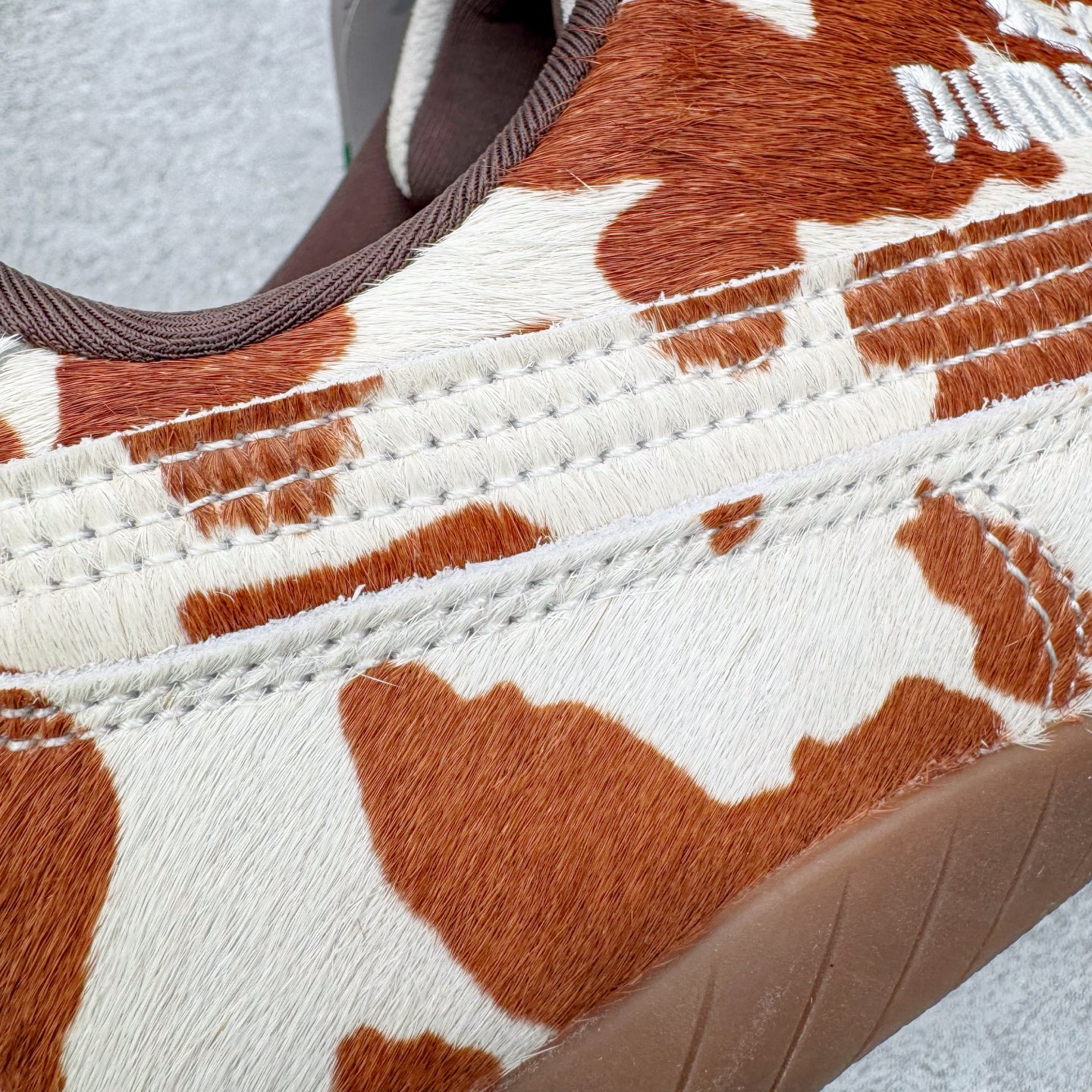 图片[14]-＃KZ纯原 PUMA Speedca OG 彪马极速赛车系列低帮德训风拼接复古百搭休闲运动赛车鞋 奶牛纹白棕 口碑大厂出品 品控大底版型不断改良更新 全套原纸板楦头开发 确保原汁原味 完美呈现版型 一比一鞋头弧度高度鞋身弧度 独家私模原厂航空铝磨具打磨大底 鞋头坡度极致还原 无解鞋型 原盒原配 圈内天花板工艺 原厂玻璃冲刀 超高清洁度 全鞋零毛边皮料切割 原厂中底布 鞋款从80、90年代赛车手所穿的防火赛车鞋为原型，鞋身线条模仿了赛车的流线廓形，体现了空气动力学原理的结构。简约流畅的外观，恰好又和贯穿其中的Formstrip Logo融合恰到好处，视觉上细节丰富且协调。本次Speedcat OG鞋款归来，最大看点自然式保留了窄版鞋型以及薄底构造。这两年各品牌鞋底越做越厚，Speedcat反其道而行之，上脚几乎无鞋底的效果带来耳目一新的视觉体验。鞋面依旧是以质感细腻的麂皮材质打造，并且大面积近乎全包裹的使用，复古味道也愈发浓烈。配色上更是将最原始的黑色和红色带回，向F1赛车队的标志性队服致敬。相信让各位一眼种草的更多是出挑的大红色，上脚即可瞬间点亮整体造型，在以球鞋为核心的OOTD中脱颖而出。而另一款黑色则是低调的万金油，彰显新潮个性的同时又不喧宾夺主，也是热爱简约系穿搭朋友的首选。 尺码：35.5 36 37 37.5 38 38.5 39 40 40.5 41 42 42.5 43 44 44.5 45 46-选品中心