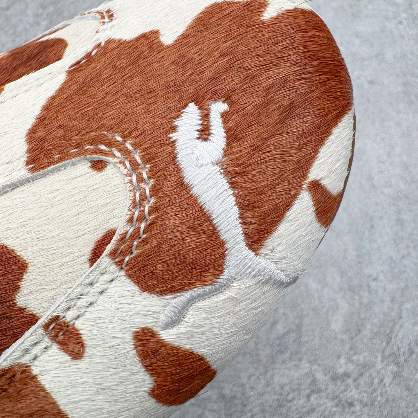 图片[18]-＃KZ纯原 PUMA Speedca OG 彪马极速赛车系列低帮德训风拼接复古百搭休闲运动赛车鞋 奶牛纹白棕 口碑大厂出品 品控大底版型不断改良更新 全套原纸板楦头开发 确保原汁原味 完美呈现版型 一比一鞋头弧度高度鞋身弧度 独家私模原厂航空铝磨具打磨大底 鞋头坡度极致还原 无解鞋型 原盒原配 圈内天花板工艺 原厂玻璃冲刀 超高清洁度 全鞋零毛边皮料切割 原厂中底布 鞋款从80、90年代赛车手所穿的防火赛车鞋为原型，鞋身线条模仿了赛车的流线廓形，体现了空气动力学原理的结构。简约流畅的外观，恰好又和贯穿其中的Formstrip Logo融合恰到好处，视觉上细节丰富且协调。本次Speedcat OG鞋款归来，最大看点自然式保留了窄版鞋型以及薄底构造。这两年各品牌鞋底越做越厚，Speedcat反其道而行之，上脚几乎无鞋底的效果带来耳目一新的视觉体验。鞋面依旧是以质感细腻的麂皮材质打造，并且大面积近乎全包裹的使用，复古味道也愈发浓烈。配色上更是将最原始的黑色和红色带回，向F1赛车队的标志性队服致敬。相信让各位一眼种草的更多是出挑的大红色，上脚即可瞬间点亮整体造型，在以球鞋为核心的OOTD中脱颖而出。而另一款黑色则是低调的万金油，彰显新潮个性的同时又不喧宾夺主，也是热爱简约系穿搭朋友的首选。 尺码：35.5 36 37 37.5 38 38.5 39 40 40.5 41 42 42.5 43 44 44.5 45 46-选品中心