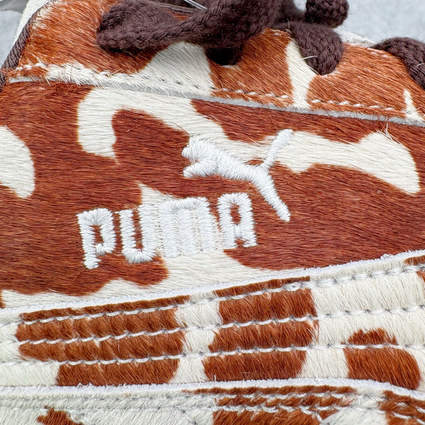 图片[15]-＃KZ纯原 PUMA Speedca OG 彪马极速赛车系列低帮德训风拼接复古百搭休闲运动赛车鞋 奶牛纹白棕 口碑大厂出品 品控大底版型不断改良更新 全套原纸板楦头开发 确保原汁原味 完美呈现版型 一比一鞋头弧度高度鞋身弧度 独家私模原厂航空铝磨具打磨大底 鞋头坡度极致还原 无解鞋型 原盒原配 圈内天花板工艺 原厂玻璃冲刀 超高清洁度 全鞋零毛边皮料切割 原厂中底布 鞋款从80、90年代赛车手所穿的防火赛车鞋为原型，鞋身线条模仿了赛车的流线廓形，体现了空气动力学原理的结构。简约流畅的外观，恰好又和贯穿其中的Formstrip Logo融合恰到好处，视觉上细节丰富且协调。本次Speedcat OG鞋款归来，最大看点自然式保留了窄版鞋型以及薄底构造。这两年各品牌鞋底越做越厚，Speedcat反其道而行之，上脚几乎无鞋底的效果带来耳目一新的视觉体验。鞋面依旧是以质感细腻的麂皮材质打造，并且大面积近乎全包裹的使用，复古味道也愈发浓烈。配色上更是将最原始的黑色和红色带回，向F1赛车队的标志性队服致敬。相信让各位一眼种草的更多是出挑的大红色，上脚即可瞬间点亮整体造型，在以球鞋为核心的OOTD中脱颖而出。而另一款黑色则是低调的万金油，彰显新潮个性的同时又不喧宾夺主，也是热爱简约系穿搭朋友的首选。 尺码：35.5 36 37 37.5 38 38.5 39 40 40.5 41 42 42.5 43 44 44.5 45 46-选品中心
