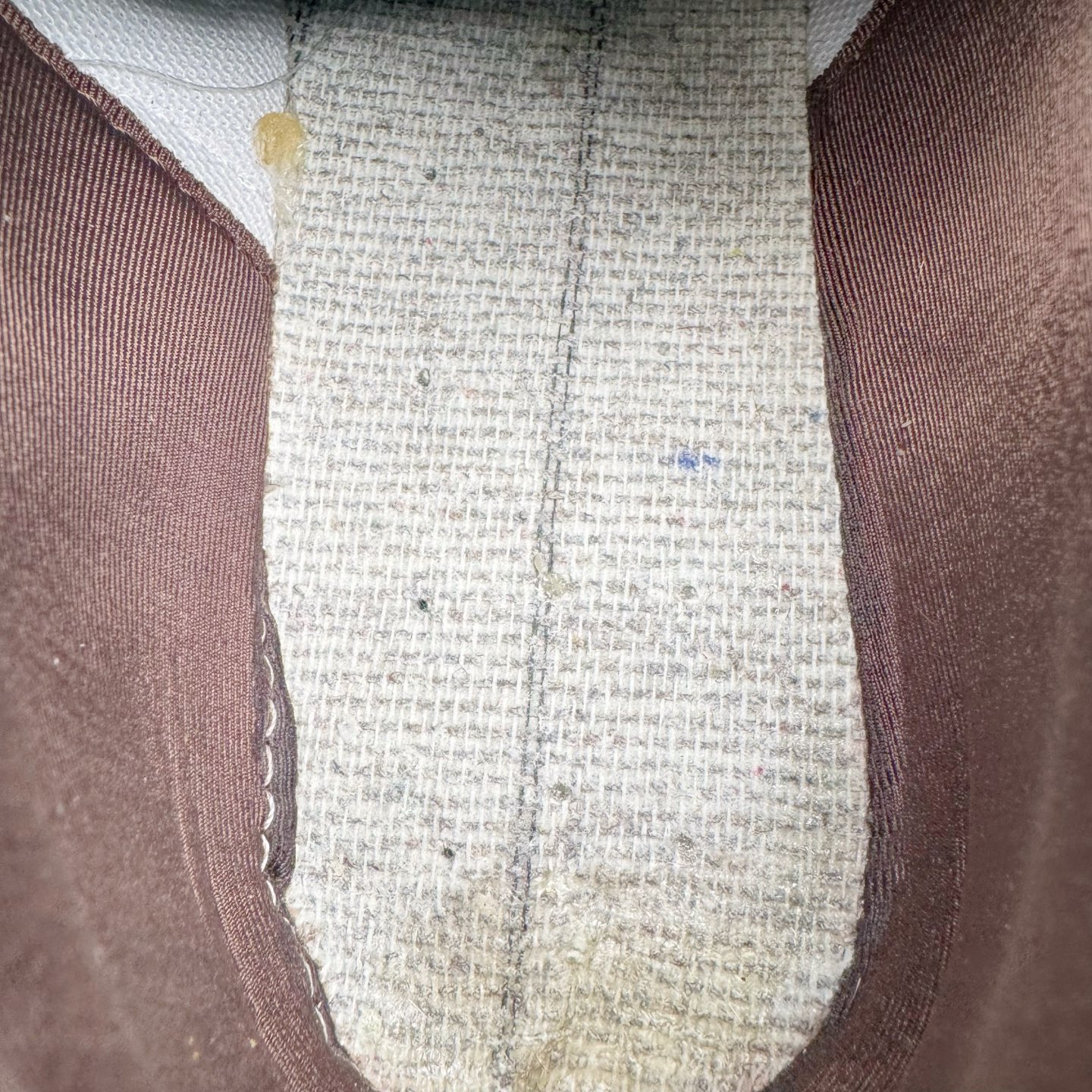 图片[10]-＃KZ纯原 PUMA Speedca OG 彪马极速赛车系列低帮德训风拼接复古百搭休闲运动赛车鞋 奶牛纹白棕 口碑大厂出品 品控大底版型不断改良更新 全套原纸板楦头开发 确保原汁原味 完美呈现版型 一比一鞋头弧度高度鞋身弧度 独家私模原厂航空铝磨具打磨大底 鞋头坡度极致还原 无解鞋型 原盒原配 圈内天花板工艺 原厂玻璃冲刀 超高清洁度 全鞋零毛边皮料切割 原厂中底布 鞋款从80、90年代赛车手所穿的防火赛车鞋为原型，鞋身线条模仿了赛车的流线廓形，体现了空气动力学原理的结构。简约流畅的外观，恰好又和贯穿其中的Formstrip Logo融合恰到好处，视觉上细节丰富且协调。本次Speedcat OG鞋款归来，最大看点自然式保留了窄版鞋型以及薄底构造。这两年各品牌鞋底越做越厚，Speedcat反其道而行之，上脚几乎无鞋底的效果带来耳目一新的视觉体验。鞋面依旧是以质感细腻的麂皮材质打造，并且大面积近乎全包裹的使用，复古味道也愈发浓烈。配色上更是将最原始的黑色和红色带回，向F1赛车队的标志性队服致敬。相信让各位一眼种草的更多是出挑的大红色，上脚即可瞬间点亮整体造型，在以球鞋为核心的OOTD中脱颖而出。而另一款黑色则是低调的万金油，彰显新潮个性的同时又不喧宾夺主，也是热爱简约系穿搭朋友的首选。 尺码：35.5 36 37 37.5 38 38.5 39 40 40.5 41 42 42.5 43 44 44.5 45 46-选品中心