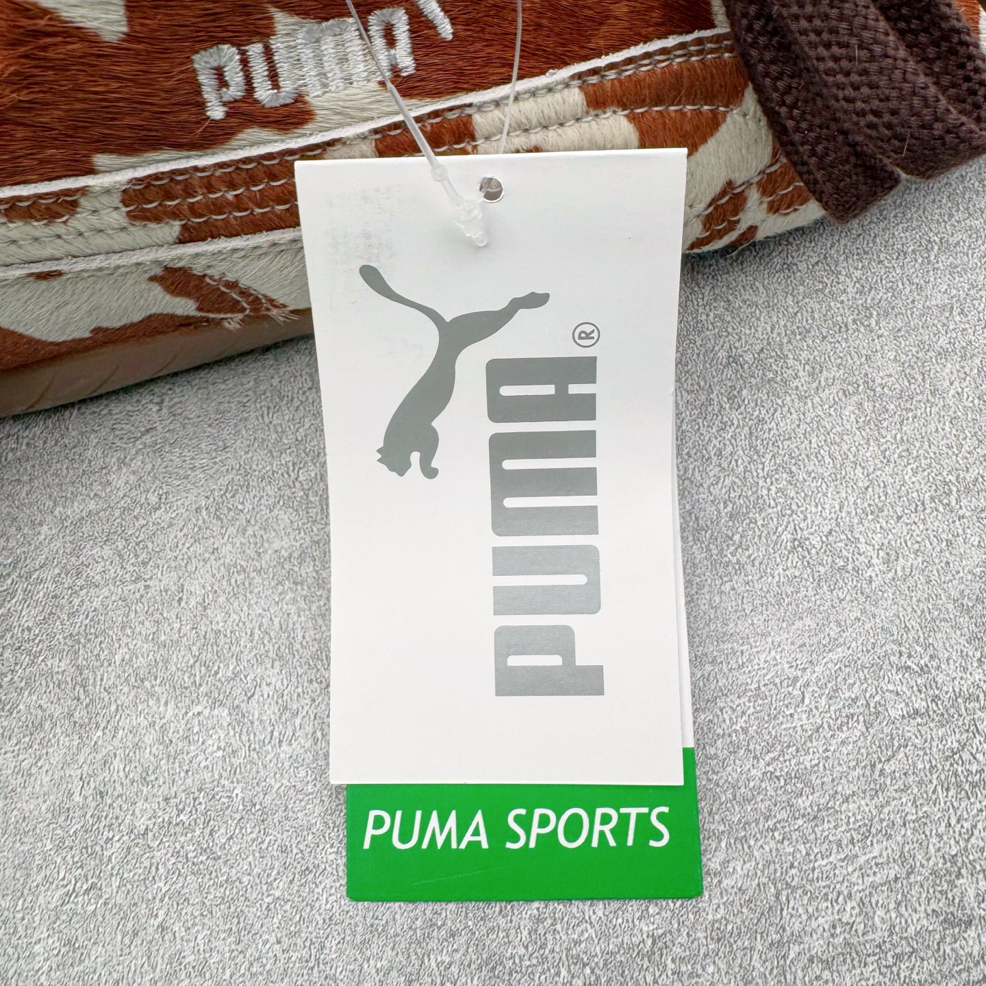 图片[16]-＃KZ纯原 PUMA Speedca OG 彪马极速赛车系列低帮德训风拼接复古百搭休闲运动赛车鞋 奶牛纹白棕 口碑大厂出品 品控大底版型不断改良更新 全套原纸板楦头开发 确保原汁原味 完美呈现版型 一比一鞋头弧度高度鞋身弧度 独家私模原厂航空铝磨具打磨大底 鞋头坡度极致还原 无解鞋型 原盒原配 圈内天花板工艺 原厂玻璃冲刀 超高清洁度 全鞋零毛边皮料切割 原厂中底布 鞋款从80、90年代赛车手所穿的防火赛车鞋为原型，鞋身线条模仿了赛车的流线廓形，体现了空气动力学原理的结构。简约流畅的外观，恰好又和贯穿其中的Formstrip Logo融合恰到好处，视觉上细节丰富且协调。本次Speedcat OG鞋款归来，最大看点自然式保留了窄版鞋型以及薄底构造。这两年各品牌鞋底越做越厚，Speedcat反其道而行之，上脚几乎无鞋底的效果带来耳目一新的视觉体验。鞋面依旧是以质感细腻的麂皮材质打造，并且大面积近乎全包裹的使用，复古味道也愈发浓烈。配色上更是将最原始的黑色和红色带回，向F1赛车队的标志性队服致敬。相信让各位一眼种草的更多是出挑的大红色，上脚即可瞬间点亮整体造型，在以球鞋为核心的OOTD中脱颖而出。而另一款黑色则是低调的万金油，彰显新潮个性的同时又不喧宾夺主，也是热爱简约系穿搭朋友的首选。 尺码：35.5 36 37 37.5 38 38.5 39 40 40.5 41 42 42.5 43 44 44.5 45 46-选品中心
