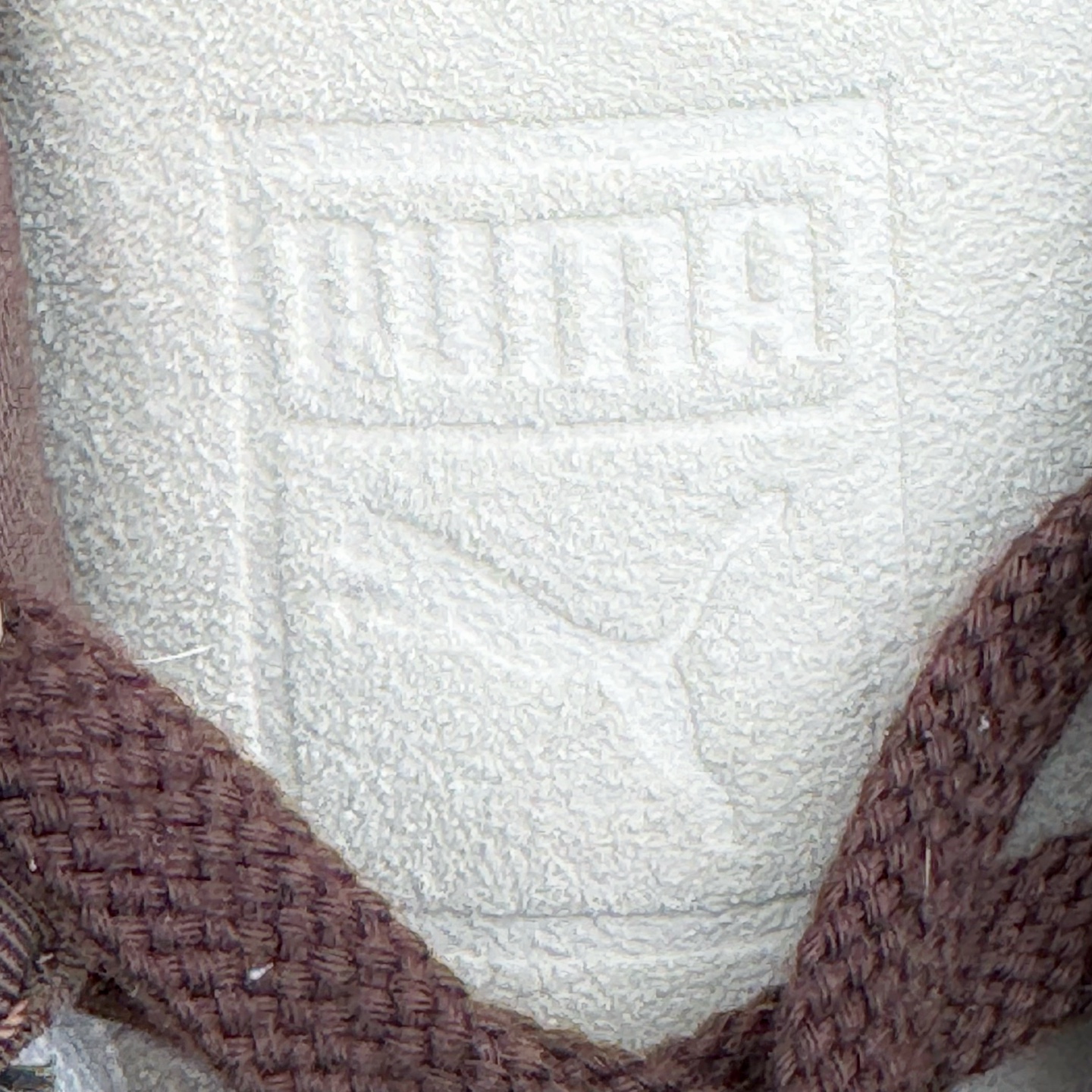 图片[19]-＃KZ纯原 PUMA Speedca OG 彪马极速赛车系列低帮德训风拼接复古百搭休闲运动赛车鞋 奶牛纹白棕 口碑大厂出品 品控大底版型不断改良更新 全套原纸板楦头开发 确保原汁原味 完美呈现版型 一比一鞋头弧度高度鞋身弧度 独家私模原厂航空铝磨具打磨大底 鞋头坡度极致还原 无解鞋型 原盒原配 圈内天花板工艺 原厂玻璃冲刀 超高清洁度 全鞋零毛边皮料切割 原厂中底布 鞋款从80、90年代赛车手所穿的防火赛车鞋为原型，鞋身线条模仿了赛车的流线廓形，体现了空气动力学原理的结构。简约流畅的外观，恰好又和贯穿其中的Formstrip Logo融合恰到好处，视觉上细节丰富且协调。本次Speedcat OG鞋款归来，最大看点自然式保留了窄版鞋型以及薄底构造。这两年各品牌鞋底越做越厚，Speedcat反其道而行之，上脚几乎无鞋底的效果带来耳目一新的视觉体验。鞋面依旧是以质感细腻的麂皮材质打造，并且大面积近乎全包裹的使用，复古味道也愈发浓烈。配色上更是将最原始的黑色和红色带回，向F1赛车队的标志性队服致敬。相信让各位一眼种草的更多是出挑的大红色，上脚即可瞬间点亮整体造型，在以球鞋为核心的OOTD中脱颖而出。而另一款黑色则是低调的万金油，彰显新潮个性的同时又不喧宾夺主，也是热爱简约系穿搭朋友的首选。 尺码：35.5 36 37 37.5 38 38.5 39 40 40.5 41 42 42.5 43 44 44.5 45 46-选品中心