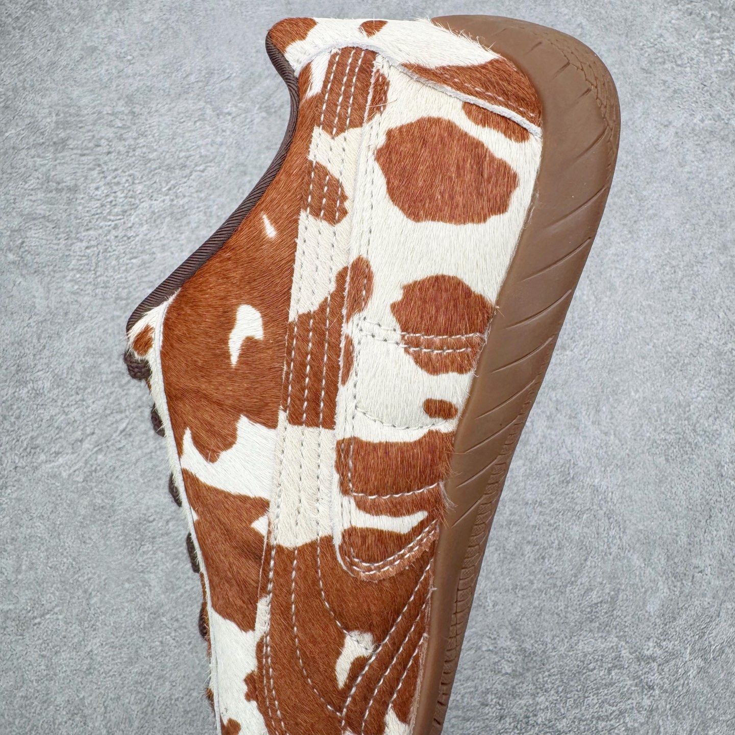 图片[7]-＃KZ纯原 PUMA Speedca OG 彪马极速赛车系列低帮德训风拼接复古百搭休闲运动赛车鞋 奶牛纹白棕 口碑大厂出品 品控大底版型不断改良更新 全套原纸板楦头开发 确保原汁原味 完美呈现版型 一比一鞋头弧度高度鞋身弧度 独家私模原厂航空铝磨具打磨大底 鞋头坡度极致还原 无解鞋型 原盒原配 圈内天花板工艺 原厂玻璃冲刀 超高清洁度 全鞋零毛边皮料切割 原厂中底布 鞋款从80、90年代赛车手所穿的防火赛车鞋为原型，鞋身线条模仿了赛车的流线廓形，体现了空气动力学原理的结构。简约流畅的外观，恰好又和贯穿其中的Formstrip Logo融合恰到好处，视觉上细节丰富且协调。本次Speedcat OG鞋款归来，最大看点自然式保留了窄版鞋型以及薄底构造。这两年各品牌鞋底越做越厚，Speedcat反其道而行之，上脚几乎无鞋底的效果带来耳目一新的视觉体验。鞋面依旧是以质感细腻的麂皮材质打造，并且大面积近乎全包裹的使用，复古味道也愈发浓烈。配色上更是将最原始的黑色和红色带回，向F1赛车队的标志性队服致敬。相信让各位一眼种草的更多是出挑的大红色，上脚即可瞬间点亮整体造型，在以球鞋为核心的OOTD中脱颖而出。而另一款黑色则是低调的万金油，彰显新潮个性的同时又不喧宾夺主，也是热爱简约系穿搭朋友的首选。 尺码：35.5 36 37 37.5 38 38.5 39 40 40.5 41 42 42.5 43 44 44.5 45 46-选品中心