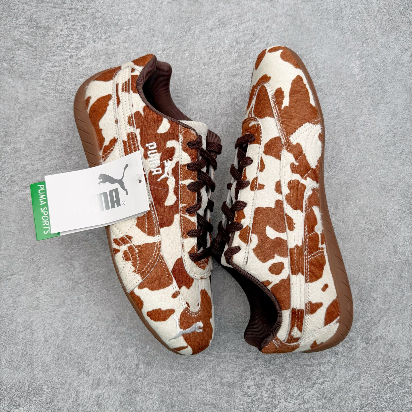 图片[3]-＃KZ纯原 PUMA Speedca OG 彪马极速赛车系列低帮德训风拼接复古百搭休闲运动赛车鞋 奶牛纹白棕 口碑大厂出品 品控大底版型不断改良更新 全套原纸板楦头开发 确保原汁原味 完美呈现版型 一比一鞋头弧度高度鞋身弧度 独家私模原厂航空铝磨具打磨大底 鞋头坡度极致还原 无解鞋型 原盒原配 圈内天花板工艺 原厂玻璃冲刀 超高清洁度 全鞋零毛边皮料切割 原厂中底布 鞋款从80、90年代赛车手所穿的防火赛车鞋为原型，鞋身线条模仿了赛车的流线廓形，体现了空气动力学原理的结构。简约流畅的外观，恰好又和贯穿其中的Formstrip Logo融合恰到好处，视觉上细节丰富且协调。本次Speedcat OG鞋款归来，最大看点自然式保留了窄版鞋型以及薄底构造。这两年各品牌鞋底越做越厚，Speedcat反其道而行之，上脚几乎无鞋底的效果带来耳目一新的视觉体验。鞋面依旧是以质感细腻的麂皮材质打造，并且大面积近乎全包裹的使用，复古味道也愈发浓烈。配色上更是将最原始的黑色和红色带回，向F1赛车队的标志性队服致敬。相信让各位一眼种草的更多是出挑的大红色，上脚即可瞬间点亮整体造型，在以球鞋为核心的OOTD中脱颖而出。而另一款黑色则是低调的万金油，彰显新潮个性的同时又不喧宾夺主，也是热爱简约系穿搭朋友的首选。 尺码：35.5 36 37 37.5 38 38.5 39 40 40.5 41 42 42.5 43 44 44.5 45 46-选品中心