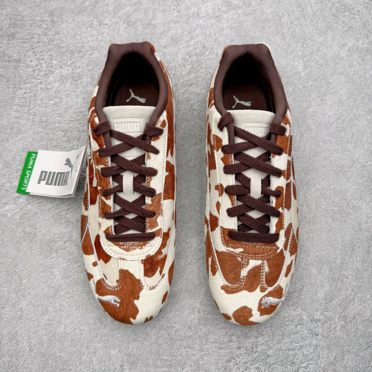 图片[2]-＃KZ纯原 PUMA Speedca OG 彪马极速赛车系列低帮德训风拼接复古百搭休闲运动赛车鞋 奶牛纹白棕 口碑大厂出品 品控大底版型不断改良更新 全套原纸板楦头开发 确保原汁原味 完美呈现版型 一比一鞋头弧度高度鞋身弧度 独家私模原厂航空铝磨具打磨大底 鞋头坡度极致还原 无解鞋型 原盒原配 圈内天花板工艺 原厂玻璃冲刀 超高清洁度 全鞋零毛边皮料切割 原厂中底布 鞋款从80、90年代赛车手所穿的防火赛车鞋为原型，鞋身线条模仿了赛车的流线廓形，体现了空气动力学原理的结构。简约流畅的外观，恰好又和贯穿其中的Formstrip Logo融合恰到好处，视觉上细节丰富且协调。本次Speedcat OG鞋款归来，最大看点自然式保留了窄版鞋型以及薄底构造。这两年各品牌鞋底越做越厚，Speedcat反其道而行之，上脚几乎无鞋底的效果带来耳目一新的视觉体验。鞋面依旧是以质感细腻的麂皮材质打造，并且大面积近乎全包裹的使用，复古味道也愈发浓烈。配色上更是将最原始的黑色和红色带回，向F1赛车队的标志性队服致敬。相信让各位一眼种草的更多是出挑的大红色，上脚即可瞬间点亮整体造型，在以球鞋为核心的OOTD中脱颖而出。而另一款黑色则是低调的万金油，彰显新潮个性的同时又不喧宾夺主，也是热爱简约系穿搭朋友的首选。 尺码：35.5 36 37 37.5 38 38.5 39 40 40.5 41 42 42.5 43 44 44.5 45 46-选品中心