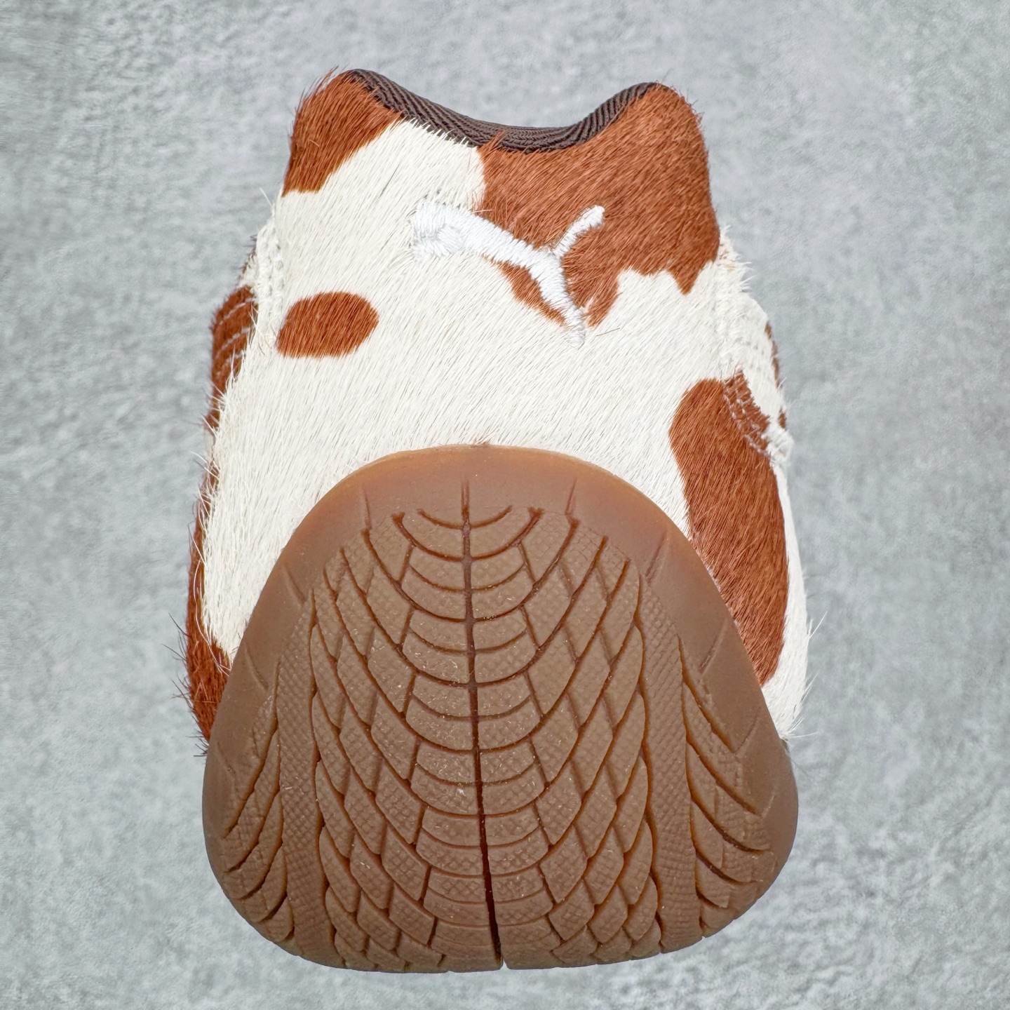 图片[8]-＃KZ纯原 PUMA Speedca OG 彪马极速赛车系列低帮德训风拼接复古百搭休闲运动赛车鞋 奶牛纹白棕 口碑大厂出品 品控大底版型不断改良更新 全套原纸板楦头开发 确保原汁原味 完美呈现版型 一比一鞋头弧度高度鞋身弧度 独家私模原厂航空铝磨具打磨大底 鞋头坡度极致还原 无解鞋型 原盒原配 圈内天花板工艺 原厂玻璃冲刀 超高清洁度 全鞋零毛边皮料切割 原厂中底布 鞋款从80、90年代赛车手所穿的防火赛车鞋为原型，鞋身线条模仿了赛车的流线廓形，体现了空气动力学原理的结构。简约流畅的外观，恰好又和贯穿其中的Formstrip Logo融合恰到好处，视觉上细节丰富且协调。本次Speedcat OG鞋款归来，最大看点自然式保留了窄版鞋型以及薄底构造。这两年各品牌鞋底越做越厚，Speedcat反其道而行之，上脚几乎无鞋底的效果带来耳目一新的视觉体验。鞋面依旧是以质感细腻的麂皮材质打造，并且大面积近乎全包裹的使用，复古味道也愈发浓烈。配色上更是将最原始的黑色和红色带回，向F1赛车队的标志性队服致敬。相信让各位一眼种草的更多是出挑的大红色，上脚即可瞬间点亮整体造型，在以球鞋为核心的OOTD中脱颖而出。而另一款黑色则是低调的万金油，彰显新潮个性的同时又不喧宾夺主，也是热爱简约系穿搭朋友的首选。 尺码：35.5 36 37 37.5 38 38.5 39 40 40.5 41 42 42.5 43 44 44.5 45 46-选品中心