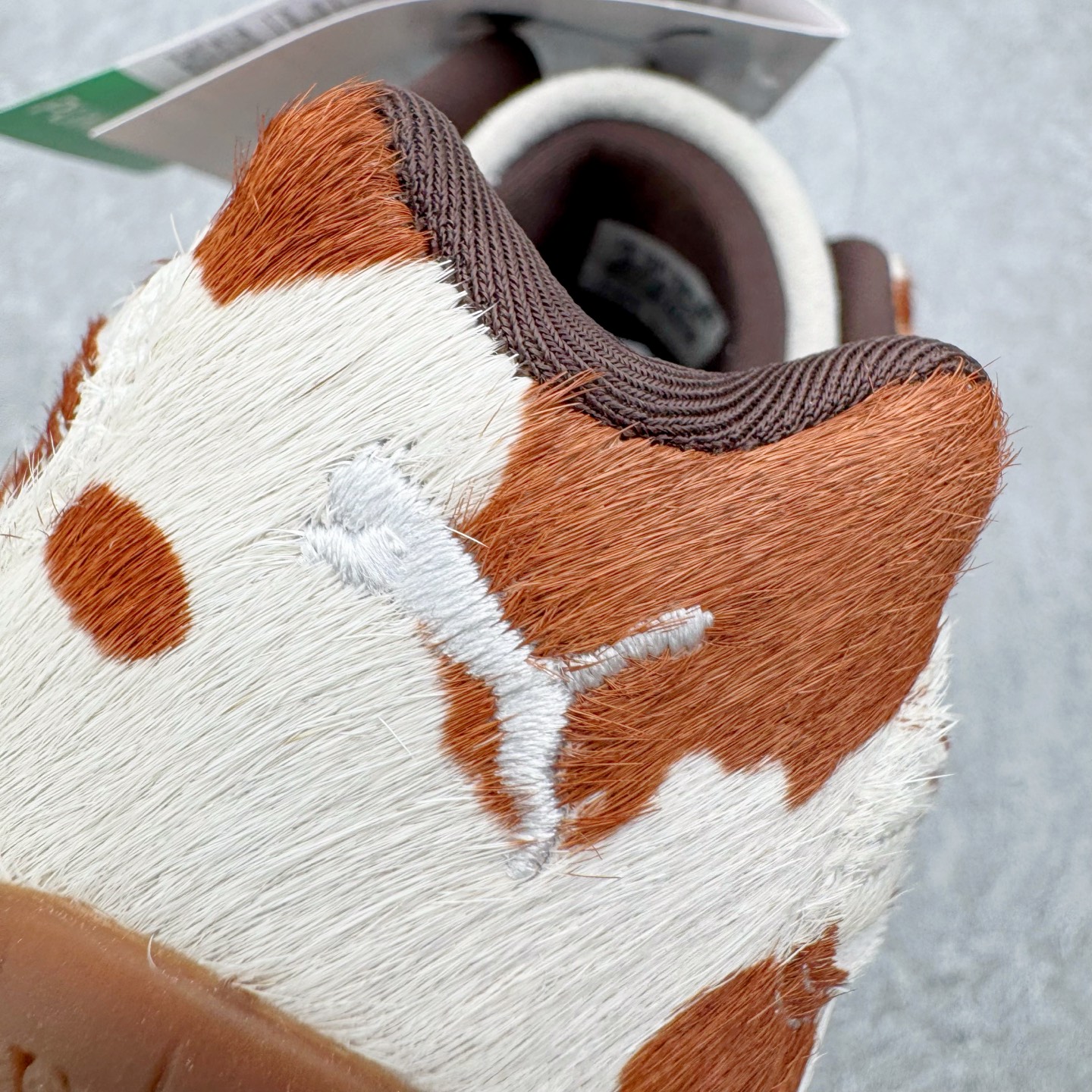 图片[13]-＃KZ纯原 PUMA Speedca OG 彪马极速赛车系列低帮德训风拼接复古百搭休闲运动赛车鞋 奶牛纹白棕 口碑大厂出品 品控大底版型不断改良更新 全套原纸板楦头开发 确保原汁原味 完美呈现版型 一比一鞋头弧度高度鞋身弧度 独家私模原厂航空铝磨具打磨大底 鞋头坡度极致还原 无解鞋型 原盒原配 圈内天花板工艺 原厂玻璃冲刀 超高清洁度 全鞋零毛边皮料切割 原厂中底布 鞋款从80、90年代赛车手所穿的防火赛车鞋为原型，鞋身线条模仿了赛车的流线廓形，体现了空气动力学原理的结构。简约流畅的外观，恰好又和贯穿其中的Formstrip Logo融合恰到好处，视觉上细节丰富且协调。本次Speedcat OG鞋款归来，最大看点自然式保留了窄版鞋型以及薄底构造。这两年各品牌鞋底越做越厚，Speedcat反其道而行之，上脚几乎无鞋底的效果带来耳目一新的视觉体验。鞋面依旧是以质感细腻的麂皮材质打造，并且大面积近乎全包裹的使用，复古味道也愈发浓烈。配色上更是将最原始的黑色和红色带回，向F1赛车队的标志性队服致敬。相信让各位一眼种草的更多是出挑的大红色，上脚即可瞬间点亮整体造型，在以球鞋为核心的OOTD中脱颖而出。而另一款黑色则是低调的万金油，彰显新潮个性的同时又不喧宾夺主，也是热爱简约系穿搭朋友的首选。 尺码：35.5 36 37 37.5 38 38.5 39 40 40.5 41 42 42.5 43 44 44.5 45 46-选品中心