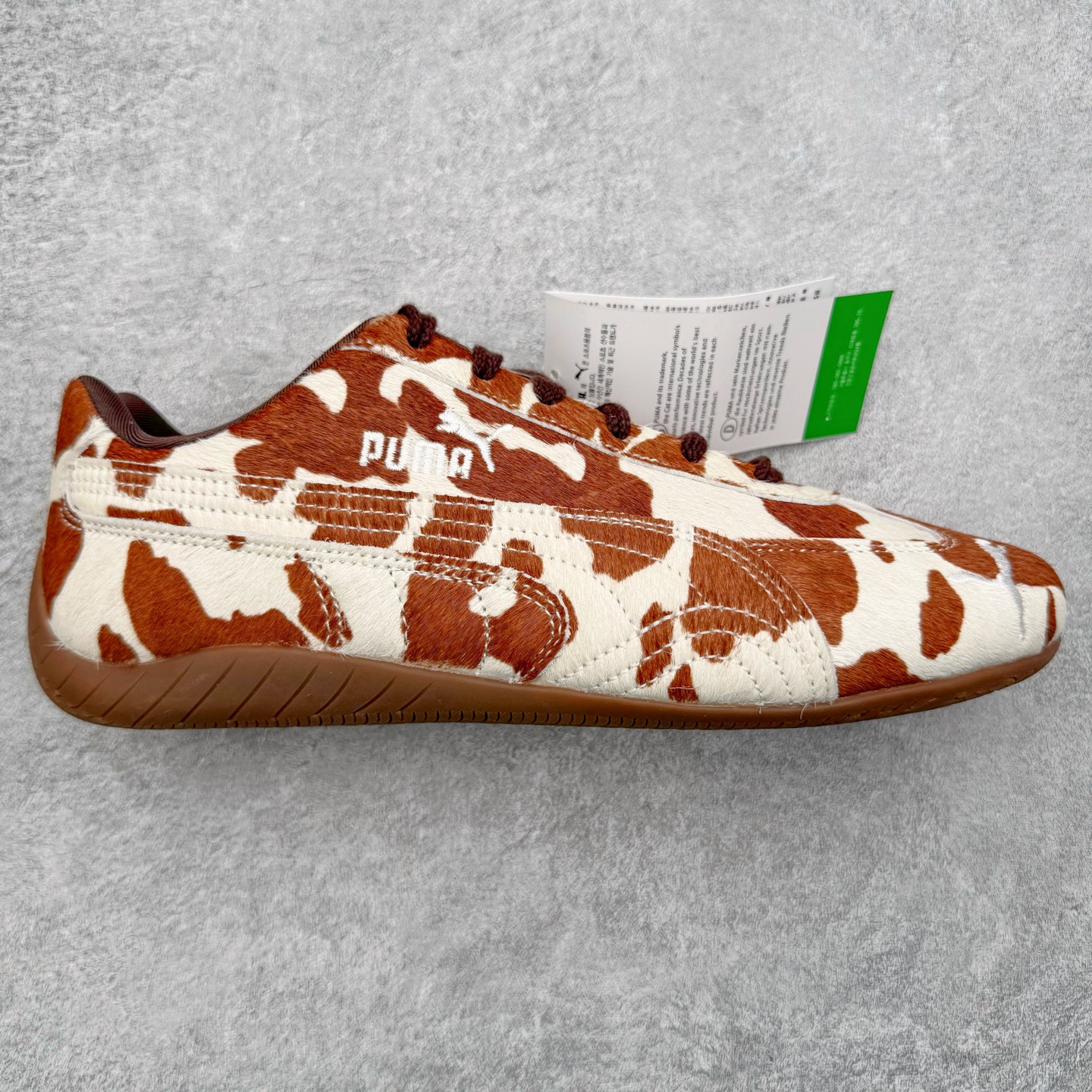 ＃KZ纯原 PUMA Speedca OG 彪马极速赛车系列低帮德训风拼接复古百搭休闲运动赛车鞋 奶牛纹白棕 口碑大厂出品 品控大底版型不断改良更新 全套原纸板楦头开发 确保原汁原味 完美呈现版型 一比一鞋头弧度高度鞋身弧度 独家私模原厂航空铝磨具打磨大底 鞋头坡度极致还原 无解鞋型 原盒原配 圈内天花板工艺 原厂玻璃冲刀 超高清洁度 全鞋零毛边皮料切割 原厂中底布 鞋款从80、90年代赛车手所穿的防火赛车鞋为原型，鞋身线条模仿了赛车的流线廓形，体现了空气动力学原理的结构。简约流畅的外观，恰好又和贯穿其中的Formstrip Logo融合恰到好处，视觉上细节丰富且协调。本次Speedcat OG鞋款归来，最大看点自然式保留了窄版鞋型以及薄底构造。这两年各品牌鞋底越做越厚，Speedcat反其道而行之，上脚几乎无鞋底的效果带来耳目一新的视觉体验。鞋面依旧是以质感细腻的麂皮材质打造，并且大面积近乎全包裹的使用，复古味道也愈发浓烈。配色上更是将最原始的黑色和红色带回，向F1赛车队的标志性队服致敬。相信让各位一眼种草的更多是出挑的大红色，上脚即可瞬间点亮整体造型，在以球鞋为核心的OOTD中脱颖而出。而另一款黑色则是低调的万金油，彰显新潮个性的同时又不喧宾夺主，也是热爱简约系穿搭朋友的首选。 尺码：35.5 36 37 37.5 38 38.5 39 40 40.5 41 42 42.5 43 44 44.5 45 46-选品中心