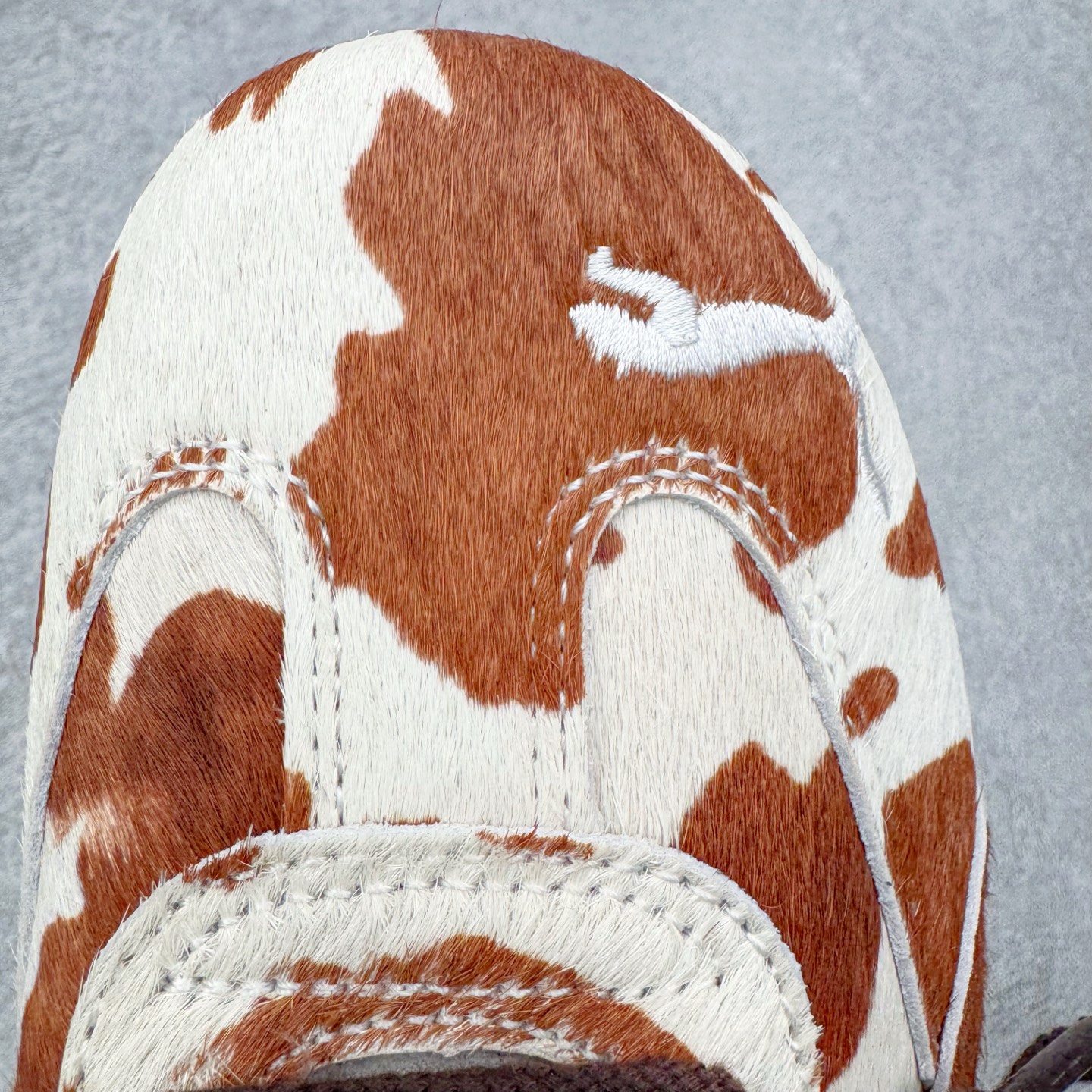 图片[17]-＃KZ纯原 PUMA Speedca OG 彪马极速赛车系列低帮德训风拼接复古百搭休闲运动赛车鞋 奶牛纹白棕 口碑大厂出品 品控大底版型不断改良更新 全套原纸板楦头开发 确保原汁原味 完美呈现版型 一比一鞋头弧度高度鞋身弧度 独家私模原厂航空铝磨具打磨大底 鞋头坡度极致还原 无解鞋型 原盒原配 圈内天花板工艺 原厂玻璃冲刀 超高清洁度 全鞋零毛边皮料切割 原厂中底布 鞋款从80、90年代赛车手所穿的防火赛车鞋为原型，鞋身线条模仿了赛车的流线廓形，体现了空气动力学原理的结构。简约流畅的外观，恰好又和贯穿其中的Formstrip Logo融合恰到好处，视觉上细节丰富且协调。本次Speedcat OG鞋款归来，最大看点自然式保留了窄版鞋型以及薄底构造。这两年各品牌鞋底越做越厚，Speedcat反其道而行之，上脚几乎无鞋底的效果带来耳目一新的视觉体验。鞋面依旧是以质感细腻的麂皮材质打造，并且大面积近乎全包裹的使用，复古味道也愈发浓烈。配色上更是将最原始的黑色和红色带回，向F1赛车队的标志性队服致敬。相信让各位一眼种草的更多是出挑的大红色，上脚即可瞬间点亮整体造型，在以球鞋为核心的OOTD中脱颖而出。而另一款黑色则是低调的万金油，彰显新潮个性的同时又不喧宾夺主，也是热爱简约系穿搭朋友的首选。 尺码：35.5 36 37 37.5 38 38.5 39 40 40.5 41 42 42.5 43 44 44.5 45 46-选品中心